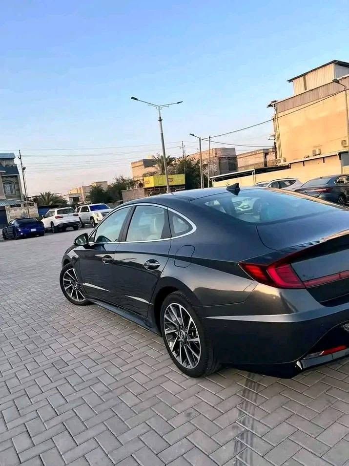 للبيع سيارة :( معوقين) هيونداي_سوناتا_فئة_لمتدد_LIMITED( أعلى فئة ) فول مواصفات 1/1
الضرر : صندوق فقط 

الرقم : مرقم بغداد معوقين ( شرط ضمان التحويل )
الايرباكات : بدون ضرر اي ايرباك 
نكفل السيارة من ( الشاصي ، الغرق و الايرباك واللغود) 

•المواصفات :
السيارة : هونداي سوناتا لمتدد لون رمادي 🩶
الموديل : 202‪2
المحرك : 1.6L توربو (اربعة سلندر)
العداد :57Km
حجم الويل : ويل كب حجم 19 مع طقم تايرات بحالة ممتازة
لايتات اربعة عدسات زينون اصل مع حاجب LED
بصمات عدد 2 للأبواب مع بصمة جنطة وبصمة تشغيل
قمارة بانوراما
حساسات في الجامه الامامي في نضام الامطار 
نظام الكاميرات الأربعة برؤية 360 درجة
رادار امامي مانع تصادم
حساسات ورادارات الانحراف عن المسار
حساسات ورادارات الاجتياز الجانبية (نقاط عمياء)
حساس امامي اصل
حساس خلفي اصل
شاحن واير ليس (لاسلكي)
شاشة الدشبول حجم كبير للتحكم بأيعازات السيارة
غرفة السيارة:كشنات السيارة جلد vipابيض
كشن ذاكرة (خزن ميموري) لكرسي السائق
تحكم فول كهرباء لكرسي السائق والراكب
تبريد وتدفئة لكشنات المقدمة
تدفئة بالستيرن
تبريد قطعتين امامي وخلفي
تحريك المركبة إلى الامام والخلف من خلال البصمة
سايد بريك دكمة
سستم صوت BOSE
اشاير بالمرايا الجانبية
تحكم ستيرن جهتين بلوتوث وحاكية وكروس سرعة وتحكم صوت 
شاشة داتا شو
نظام ABS مانع انزلاق
السعر.150 $  اتصل وتدلل
العنوان بغداد
***********‪
***********
متوفر واتساب

