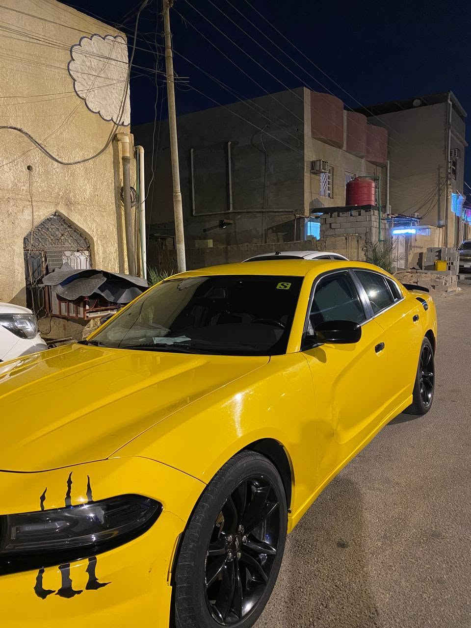 السلام عليكم
جارجر 17 امريكي SXT
اصفر بلاد مامصبوغه 
حادثها بامريكه ضربه بسيطه بالحاضن الخلفي 
ورصعه بخشم الجاملغ الخلفي اثر الحادث ومرجعه بارد وبالعراق بيها باب السايق فقط بي ضربه بسيطه ومامصلحه على حطتها كفاله شواصي والغود وباقي السياره كلها بدون دواخل
 مواصفاتها معروفه 
محرك 3600 V6
دفع خلفي
كشنات جلد
كشنات كهرباء
كشنات أمامية تدفئة
تحكم ستيرن كهرباء
ستيرن جلد
شاشة 8.4
تشغيل عن بعد
دخول وتشغيل بدون مفتاح
مكيف دبل زون
فتحات تكييف خلفية
مرايات كهرباء وتدفئة
حساسات ضغط التايرات
مثبت سرعة
وهواي موصفات مكينه كير كفالةحداديه جديده شواصي كفالة مال جاني ومصروف عليها هواي اي نقص مابيها سنويه
لل 2028 السيارة معلايه 21 اصل 17 باسمي تحويل ثاني يوم الله شاهد سيارة احلا من الصور الف مره تجي تشوف بعينك على ايدي ابد ما مشتغلة خط  بس صار عندي ظرف واريد ابيع
سعر 145 مكاني بصرة ***********
