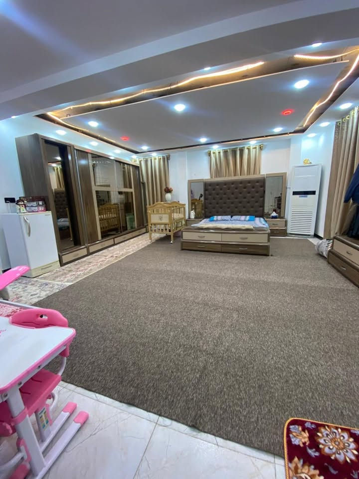 � بيت للبيع – منطقة النداء
📍 موقع مميز جداً

 • قريب شارع كربلاء
 • مقابل كريت مول
 • قريب شارع جامعة الكفيل
 • المنطقة قيد التطوير (تبليط ومجاري قريباً)

🔹 مساحة الأرض: 200 م²
🔹 عدد الغرف: 6 غرف
🔹 الاستقبال: 7×4
🔹 صالة رئيسية: 10×4
🔹 صالة إضافية: 4×2
🔹 غرفة : 7×6
🔹 غرفتين إضافيتين: 4×3
🔹 عدد الحمامات: 3
🔹 حديقة داخلية: 3×2.5
🔹 واجهة البيت: 10×20

✨ تصميم مريح ومساحة واسعة للعوائل***********
