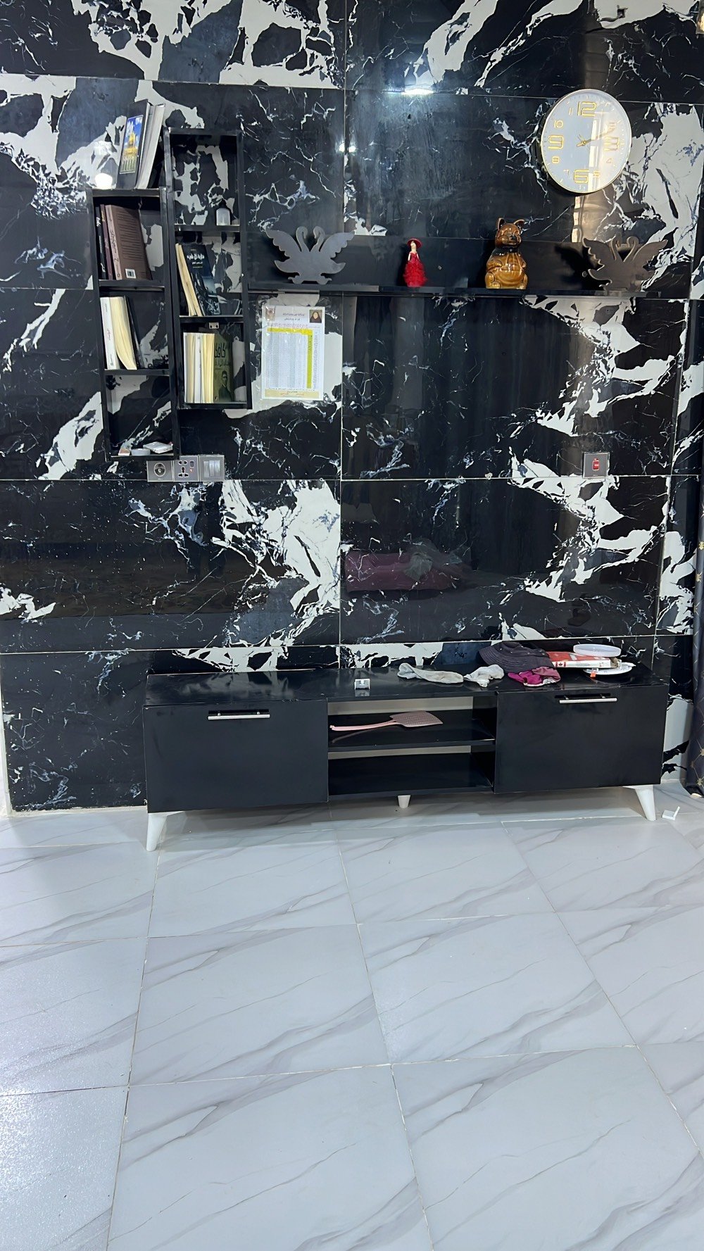 🏡 للبيع دار  طابو زراعي – موقع مميز جدًا النجف الأشرف

📍 الموقع: مقابل ملحق قرية الغدير، عمود 314، وتنزل وي سياج المطحنة.

📐 المساحة: 150 متر.



🏠 تفاصيل البيت:

• سقف صب كونكريت وأساس صب.

• صالة واستقبال.

• مطبخ.

• غرفتان.

• صحيات داخلية وخارجية.

• قريب جدًا من شارع الصب.



📑 التفاصيل القانونية:

• البيت مشمول بالتطويب.

• يوجد إقرار من صاحب الأرض باسمي.

• يوجد إقرار محكمة.

• توجد ميزانية كهرباء.

• محولة كهرباء قريبة جدًا من الدار، والكهرباء قوية.



✨ المنطقة راقية وهادئة، والجيران غير موجودين مقابل البيت، مما يوفر خصوصية وموقعًا مميزًا.
📞 للاستفسار الاتصال على ***********

السعر 72 مع المجال 

ملاحظة البيت بي اقرار من صاحب الارض سند ٢٥ حق التصرف