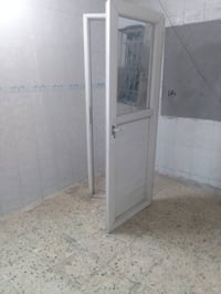 باب حمام • ٢م١٠×٨٣سم • قفل شغال