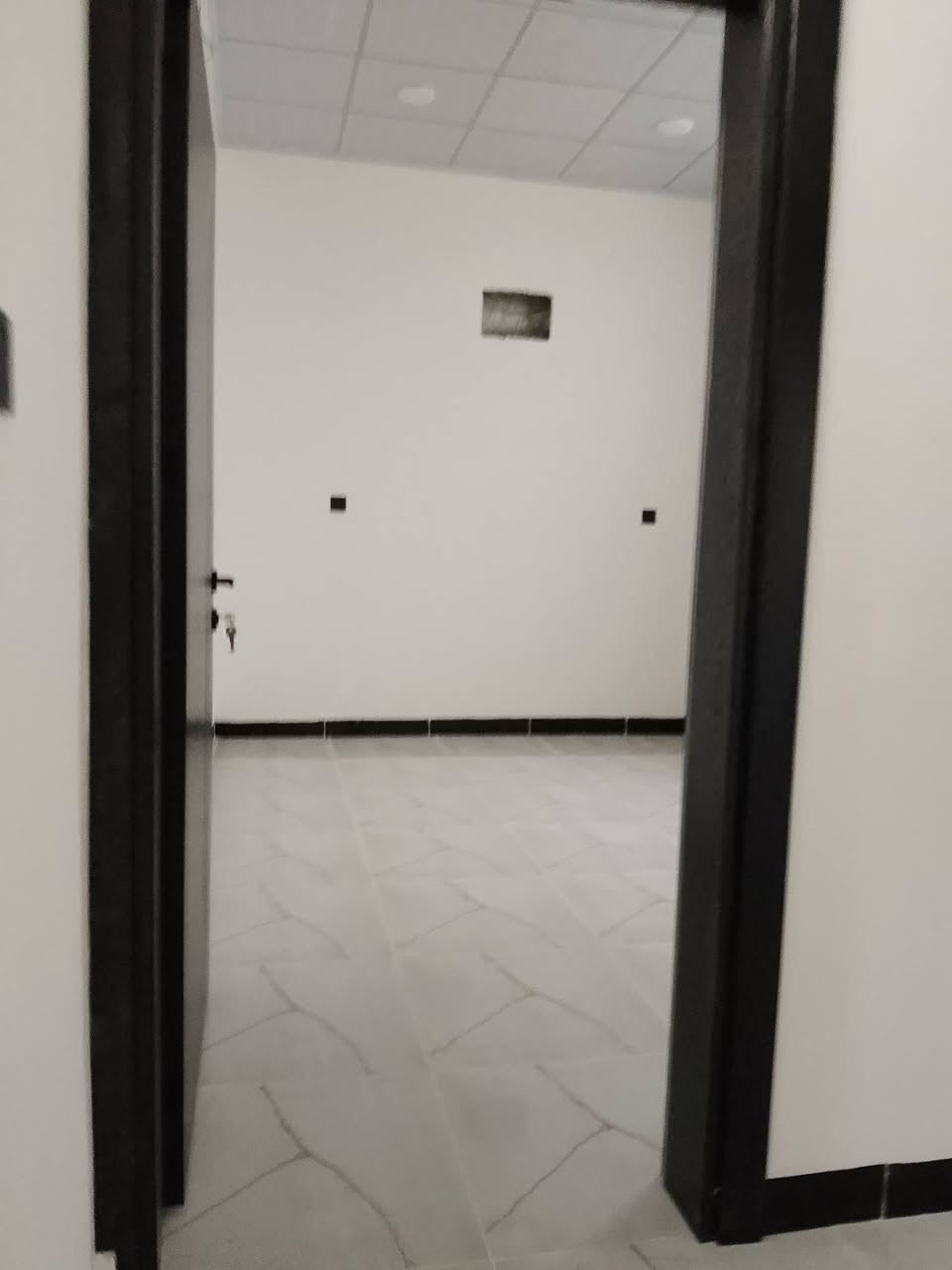 سلام عليكم للاستتمار دار للبيع معزول أول عن تاني بحي صدام مدخل أول يم جامع نورالدين زنكي موقع حيل حلو مساحة 100 متر طابقين بناء حديد زيرو طابق أول يتكون من غرف نوم واستقبال وهول مطبخ وصحيات 
طابق تاني يتكون من 3 غرف نوم مطبخ وصحيات سعر دار 105 مليون بي مجال لاستفسار اكتر هدا رقمي ***********
