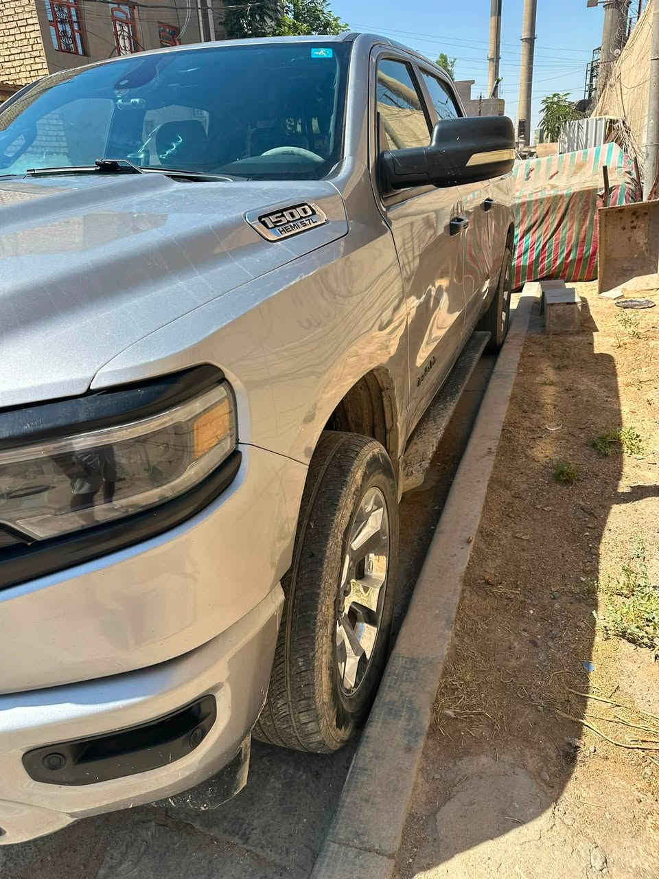 السلام عليكم
دوج رام موديل 24 ماشيه 34 الف ميل 

السعر 240 

حادثها بجم شاصي ولغد 

بك هورن محرك 8 اي تورك بدي طويل باب طويل فور ويل حساسات امامي وخلفي توقف ذاتي رقم بغداد باسمي 

***********

