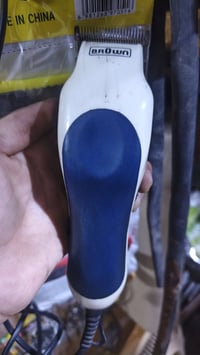 ماكينة قص شعر Braun للبيع ✂️ حالتها جيدة وتشتغل بشكل طبيعي. 💰 السعر:  ...