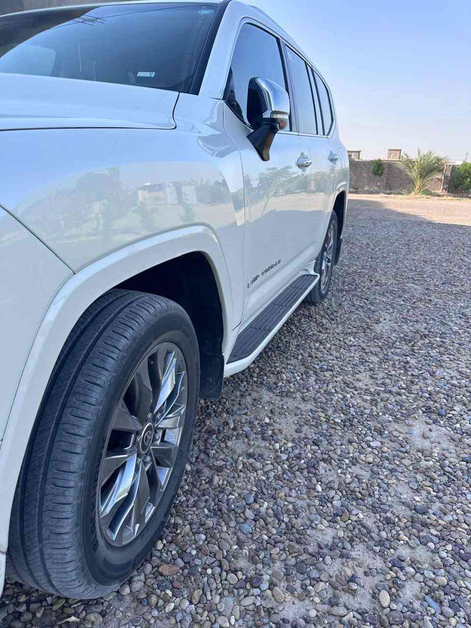 السلام عليكم ورحمة الله
لاندكروز موديل 2023 ساز VX محرك 6سلندر توين تيربو رقم أربيل بأسمي شرط التحويل فول مواصفات ماشية 63 الف كيلو مكفولة من الصبغ والحادث والتبديل عدى بارد قليل بالباب الأمامي اليسرى السيارة مغلفة PPF جديدة جدا وجاهزة  ...
مكاني بغداد العامرية 
السعر 675 ورقة وبيها مجال للشراي 
*********** 
 ملاحظة انا مكلف بالنشر الاتصال على الرقم
