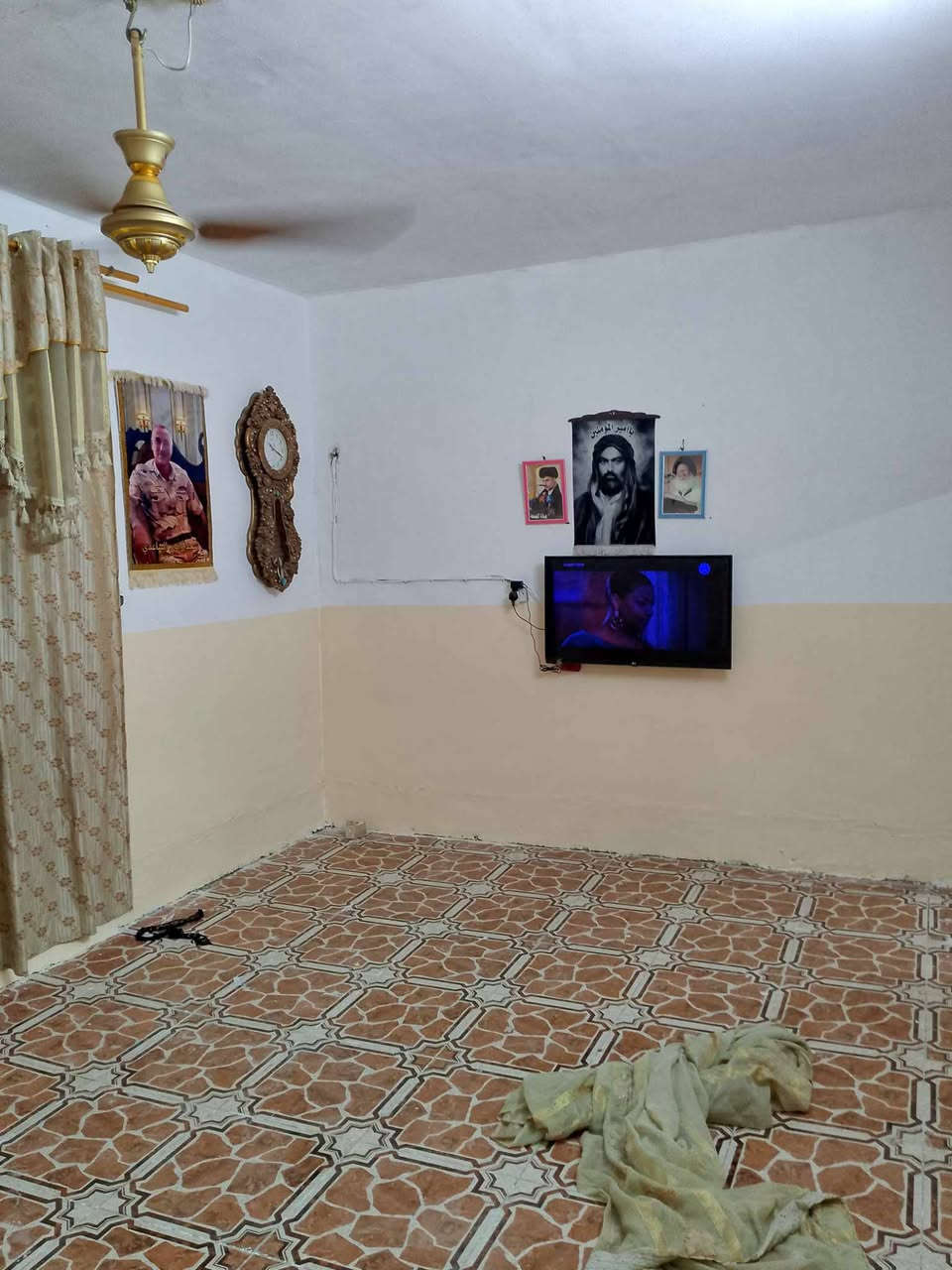 السلام عليكم بيت طابو صرف حي خضير ركن على شارعين المساحه ١٢٥ واقع حال ١٥٠ م كدامك ساحه منتزة مستقبلا غرفتين نوم وهول ومطبخ واستقبال ٦متر ماساحب عليه سلفه عكاده صحيات داخليه وخارجيه ارضيه بور سلين خدمات مجاري كهرباء مولد جاهز السعر ٧٠ وبي مجال بيع او مراوس ***********
