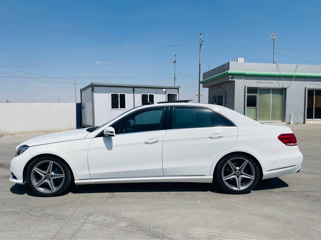 مارسيديس بينز موديل 2016 E300خلجي  6بستون بي توربوفوول موصفات بانورما كوشن جلد قبات موصفات ٣ به له ي له كوردستان بويته سبوخ بي ناوكرتن كئرو مه كينه ي نه كريته وه ته برديد به شه رت *********** أربيل, العراق
