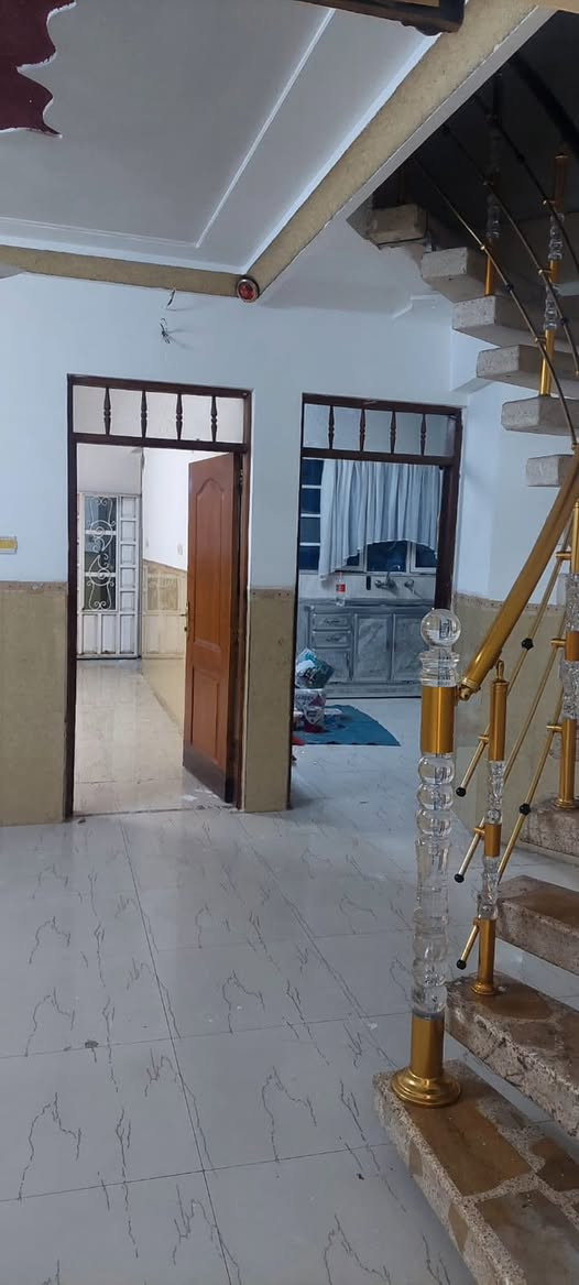 لإيجاز البيت مساحتها 150 طابق واحد بي غرفتين واستقبال جبير وهول  البيت كلش نظيف موديل حديد بي طباخ وكونتر وبنكات  عنوان مقابيل شقق مامون قرب دورة بغداد 
اي استفسار اتصال ع الرقم ‭‭***********‬
