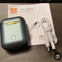 سماعات أذن لاسلكية من نوع TWS  مع علبة الشحن الخاصة بها وكابل شحن USB....