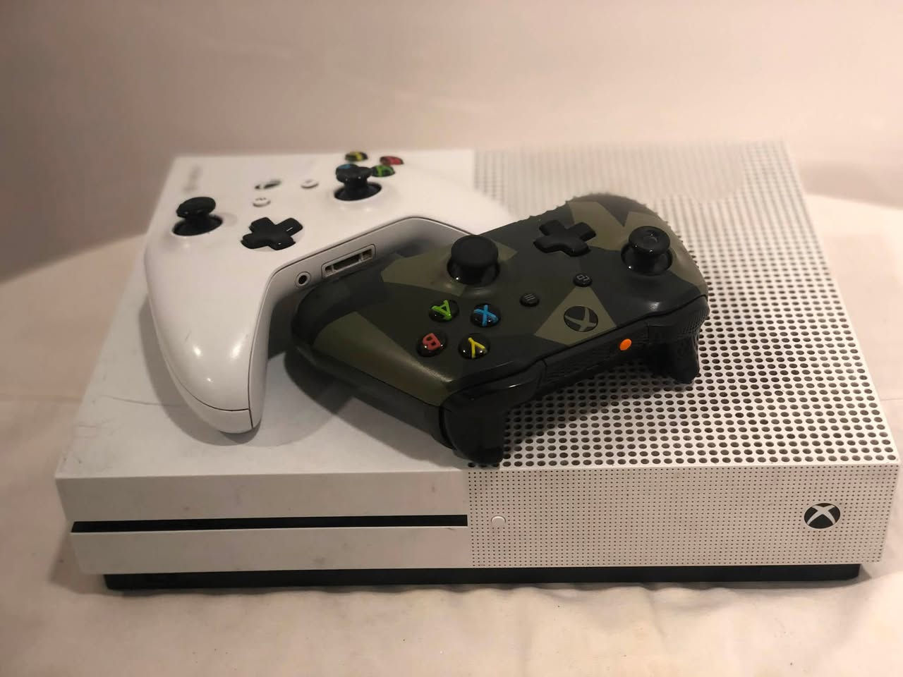 للبيع🚨
اكس بوكس ون اس xbox one s

سعة التخزين نص تيرا

ملحقاتة يدة اصلية مال اكس بوكس و يدة ثانية 

مع شاحنة نضيدتين تغنيك عن الباتريات🔋وكذلك مروحة لتبريد الاكس بوكس

الجهاز نضيف *********** بي شوية خدوش ما تاثر بالجهاز

السعر 155 الف وبي مجال

عنوان موصل

للتواصل ***********

واتس اب ***********
