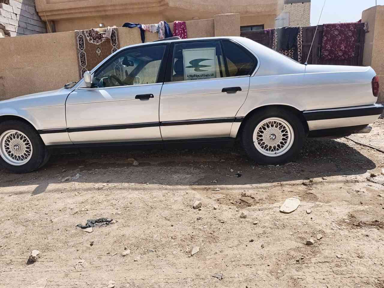 السلام عليكم للبيع بي ام موديل 92 سياره بلاديه كهربائيات كلها شغاله سياره ما بيها كل نقصتخم تاير تبريد شغال فتحه شغاله حداديه صدر جديد سياره خير من الله سياره جديده مكان السياره بغداد شعله سعر 65 وبيها مجال اتصل***********
