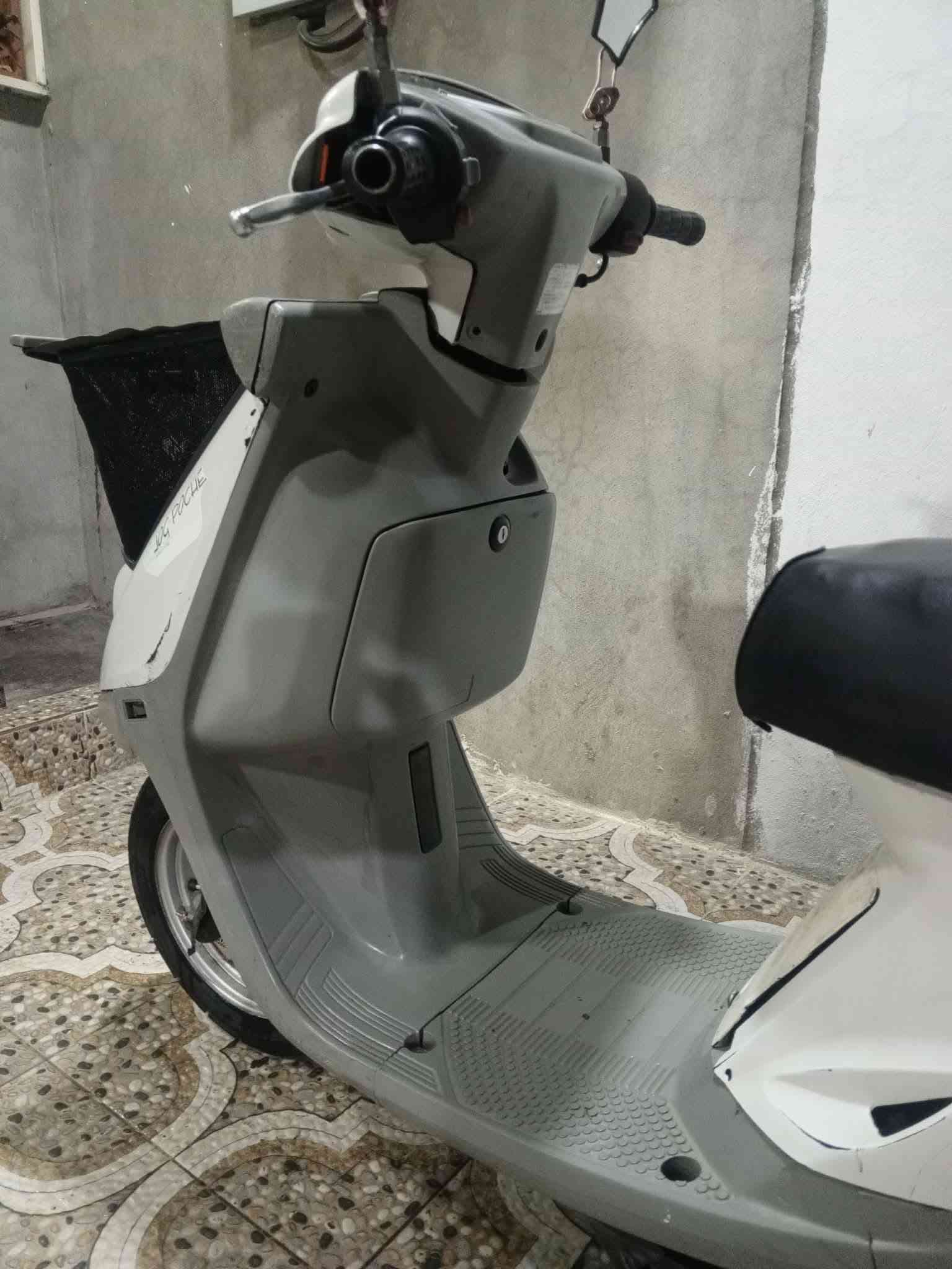 السلام عليكم، هذه الدراجة للبيع
النوع: ياماها (Yamaha))

المحرك: ما مفتوح وبدون أي مشاك

الكهربائيات: كلها شغالة ونظيفة

العدادات:شغال(عدادالسرع البنزين)

المكابح (البريك): يقف بمكانه، بدون أي عيب 

الفطر (الشرائح/الكفرات): ما مكسور 

وجاهز بلاديالإطارات (التواير): جديدة

السعر:تعال خاص

تعال خاص و بعدین نتفاهم
