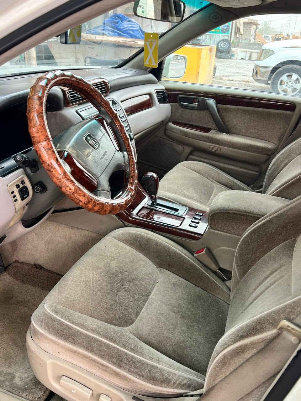السلام عليكم سياره نوع كرونه
ملكه موديل 2002 مكينه ديفور جبير 
الون صدفي فول موصفات اربع دكم فتحة قماره 
اريل امامي خلفي ابلادي تخم تاير جديد حداديه جديده برده خلفيه ابلادي شاصي 75 اصل اكرستال مصبوغه حزام جماليه اثر شخوط بيها فحص مروري راعي السياره من اهالي الكوفه متطقة البوحداري رقم كركوك السعر، المطلوب  السياره جديده ومتعوب عليها ومال جنايه رقم صاحب السياره ***********، السعر75    سياره مامتفوع الكمرك
