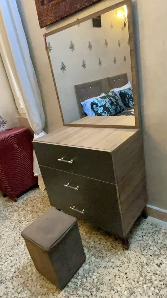 غرفه نوم للبيع نضيفه السعر ٢٩٠ الف
للتواصل واتساب ***********

