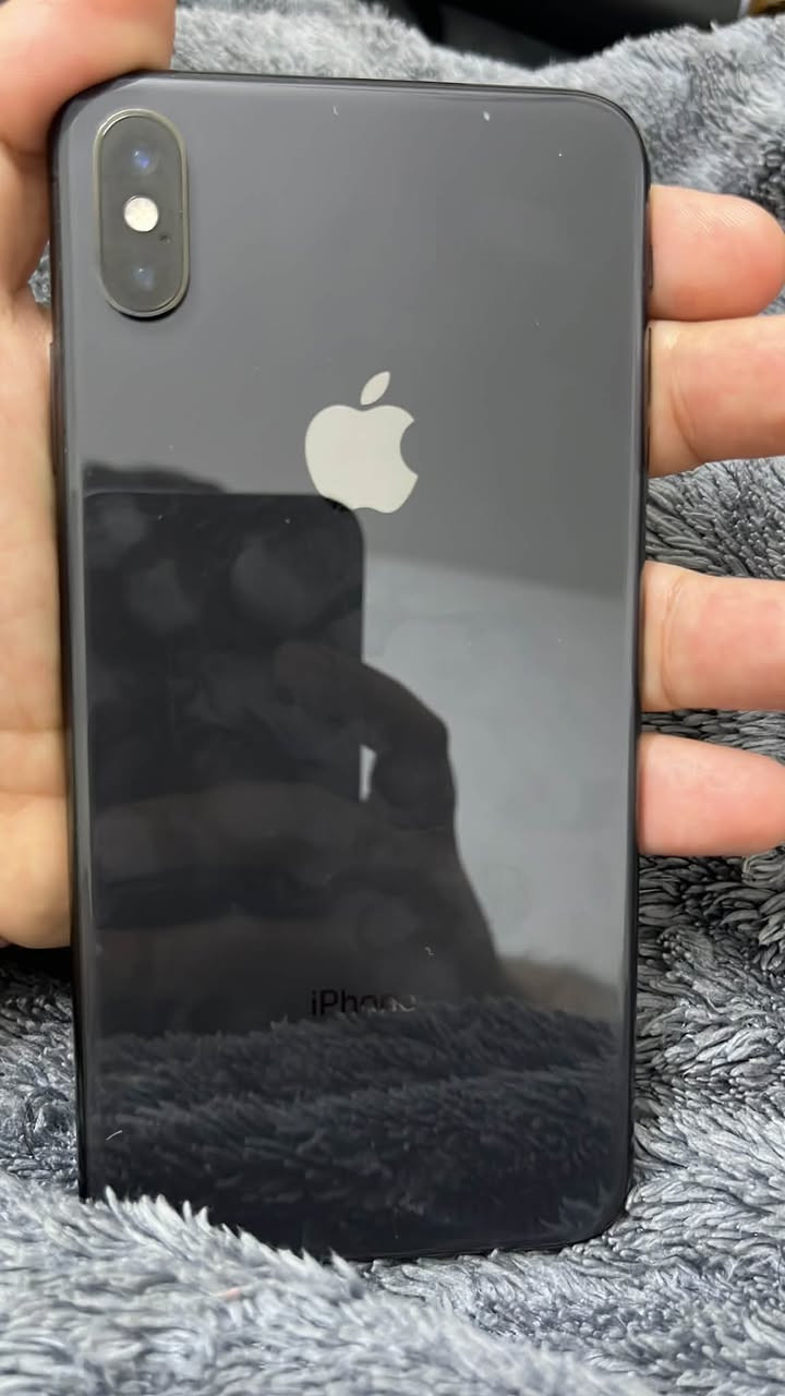 ايفون Xs Max مستعمل بحالة جيدة 
ذاكرة 64 كيكا بايت 
بطارية 71 % اصلية 
سكن بغداد 
الموبايل سعرة 150 الف مابي اي مجال لين موبايل نظيف 
للتواصل على الرقم التالي : ***********
