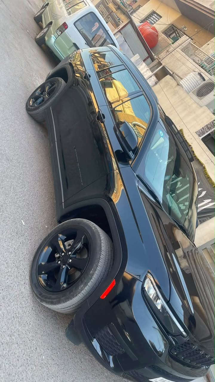 جيب كراند شيروكي بلاك توب .
‏بيع أو أمراوس ‏حسب القناعة ￼￼
الموديل : 2024 . (وارد امريكي) .
293hp . V6. 3.6L : المحرك
العداد : ‏27 الف مايل  .
الرقم : بغداد ( مميز ) 
المواصفات :
7 راكب .
دفع رباعي 4x4 .
رادار امامي مع مانع تصادم .
تحذير الخروج عن المسار .
تحذير النقطة عمياء .
نظام تحذير عند التقاطعات.
شاحن موبايل وايرلس.
ويل قياس 20 انج .
فتحة سقف .
لوحة القيادة بقياس 12 أنج.
كير شفتر بالستيرن .
كاميرا خلفية.
*شاشة متوسطة 8.1 أنج
المصابيح الأمامية زنون .
كشافات الضباب زنون،
دخول ذكي.
الصندوق الخلفي كهربائي .
فرش المقصورة الداخلية من الجلد والشاموا .
مقعد السائق كهربائي .
المقاعد الأمامية تدفئة .
حساسات خلفية .
دوسات جانبية .
مكيف خلفي .
تدفئة مقود القيادة .
مانع تصادم خلفي .
بلوتوث تلفون .
الضرر: تبديل بنيد وبارد بالجاملغ
￼ ‏ ‏رقم بغداد شهداء بأسمي ￼￼
⭕️ مكاني بغداد / حي الامين

***********
دخول جديد
