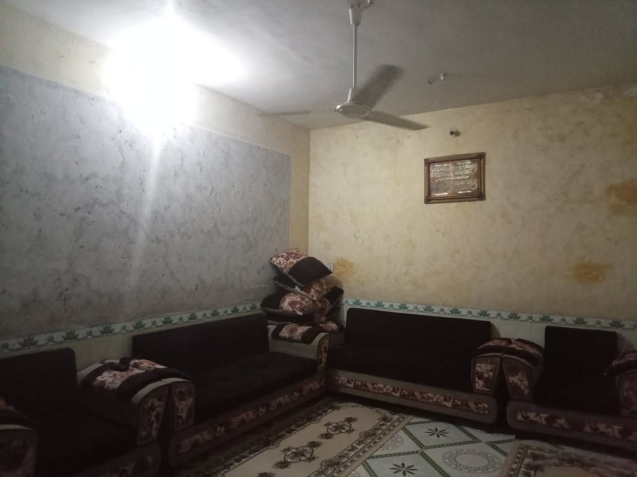 وباقي الصور خاص

السلام عليكم 
بيت للبيع 
 مسجل ب بلدية
بيع مستعجل  ب سعر ٣٠ وبي مجال 
مساحة 300\م
150\مبنية
150\قطعه
سقف صب 
ارضيه سراميك
يحتوي ع استقبال 
و مطبخ صغير 
وهول 
غرفة نوم
وصحيات
للاستفسار :***********
