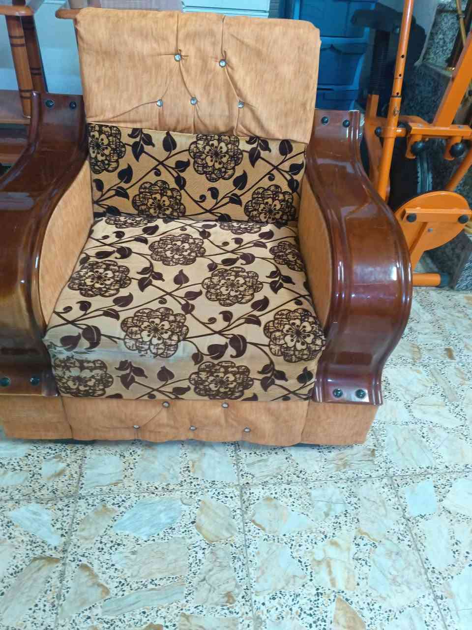 سلام عليكم تخم 10مقاعد للبيع بسعر مناسب للاستفسار عل رقم الهاتف ***********
