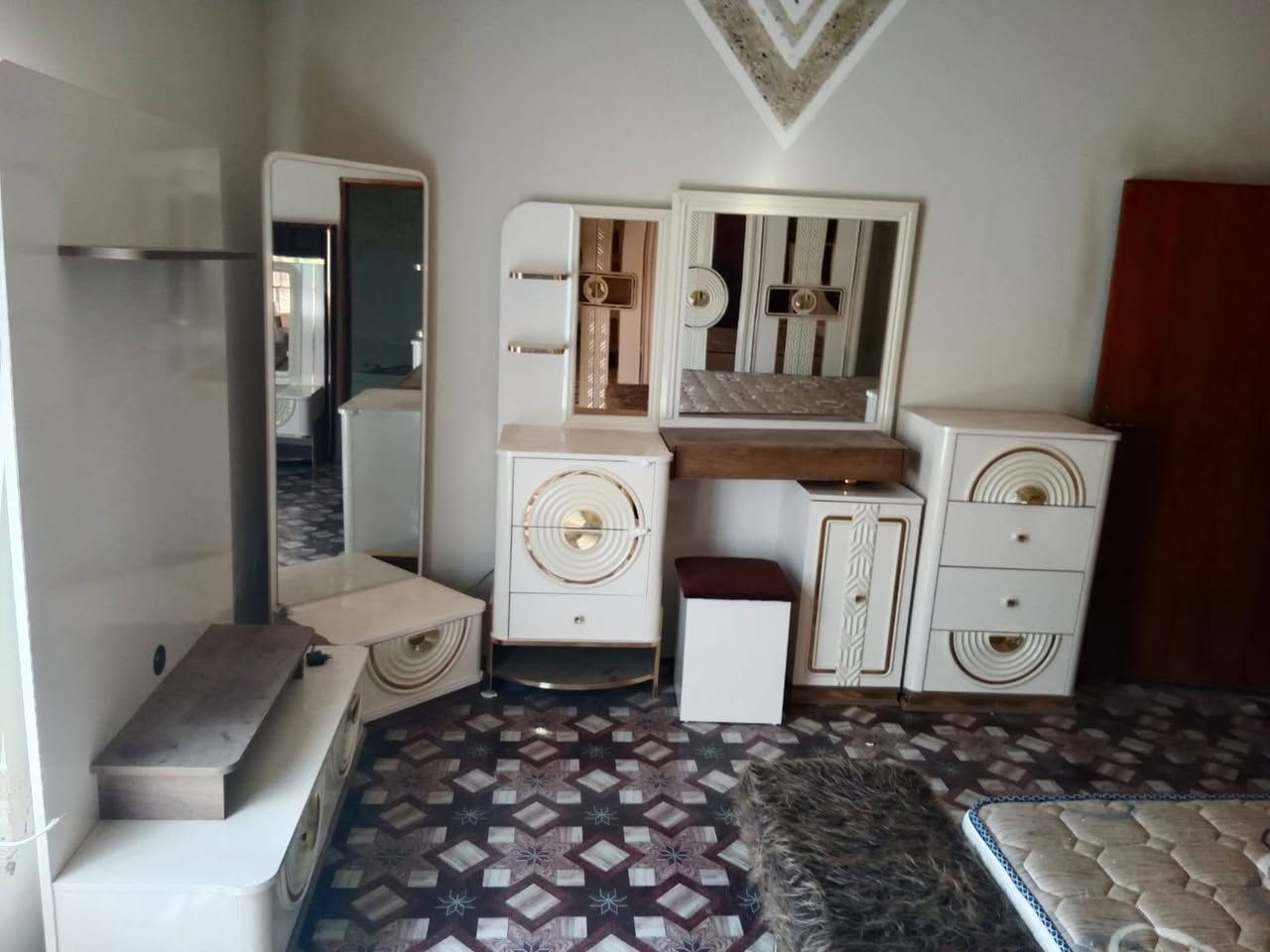 السلام عليكم ورحمة الله وبركاتة
غرفه للبيع 
غرفه كلش جديده مثل مابصوره 
العنوان عامريه الفلوجه 
السعر خاص *********** اتصال واتساب 
***********
واتساب فقط

