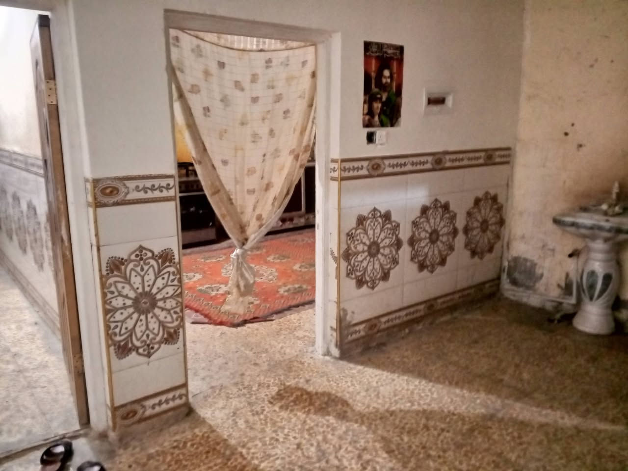 السلام عليكم عندي بيت في المحموديه باب الشمع مساحه البيت 200 الاستفسار على الرقم***********
