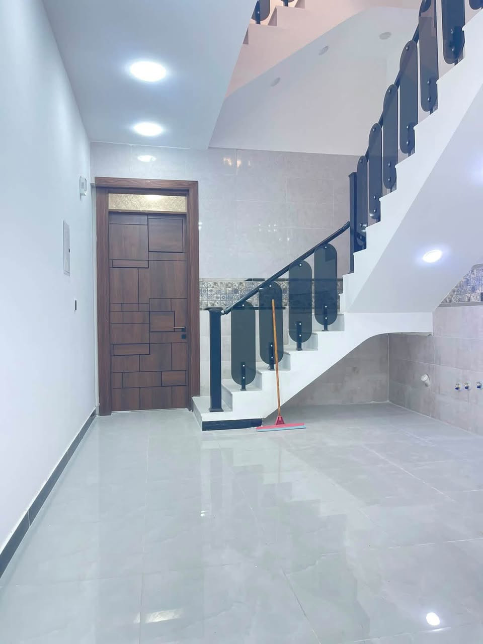السلام عليكم
دار للبيع / الغزالية / مربع الصديق شارع مدير الامن / بناء ٢٠٢٦  المساحة ٨٤ متر الواجهه ٤ و ٢٠سم والنزال ٢٠  يحتوي ٣ غرف وصالة / استفسروا  كل التفاصيل :  
***********
*********** 
 
بالتوفيق ان شاء الله

نص مكتوب في الصور:
- اقتصاص