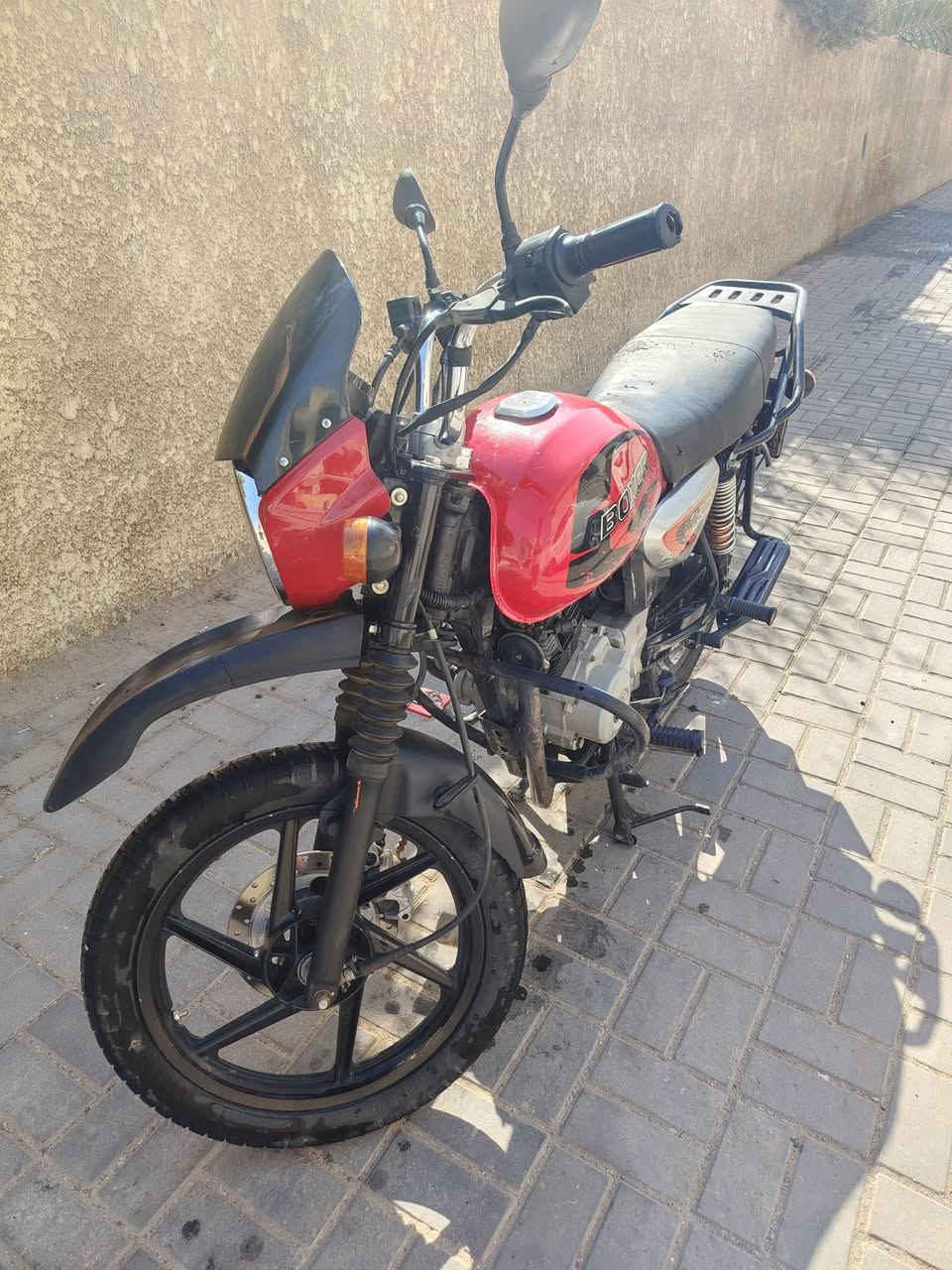بوكسر 23 للبيع فقط  مرقم بغداد باسم صاحبي تحول ثاني يوم مضمون 100% 
دراجة ما مفتوحة ومحرك مكفول وعليها شلعة ومعدل يخبل وبيها نضوح بسيط من يم الضاغطة فقط ما مأثر ع المحرك 
رايدها ب 2300 وبيها مجال بسيط 
وبالاضافة عليها لايت زنون قوي 
مكاني بغداد حي الجهاد 
رقمي 
*********** 
واتساب بيه ومتواجد خاص
