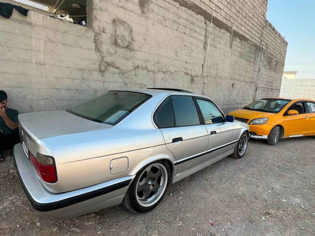 بي ام ٥٢٠ iA
كير و محرك ٥٢٥ اوتوماتيك
موديل ١٩٩١ 
داخل فورميكا 
ما بيه ضربة قوية 
سلايد 
تبريد 
يرادله بس كمبريسر 
مكان السيارة كركووك
رقم ***********
السعر .. ٥٥ بيه مجال قليل
