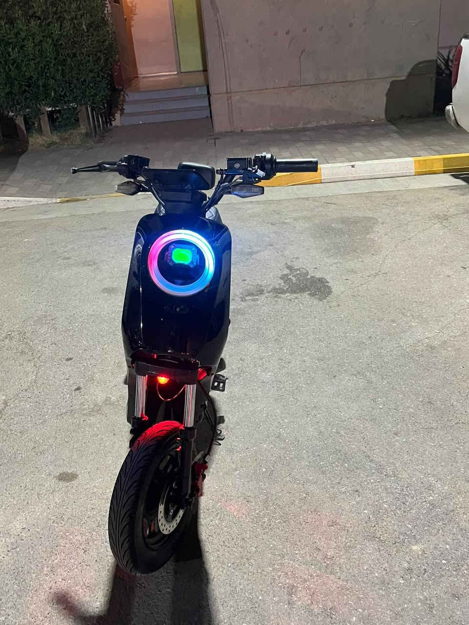 دراجة شحن R9 بطاريات فئة عالية عدد 6 جديدات ب 320  الف قبل شهر شادهن السعر 500 الف التواصل ع الواتساب ***********
