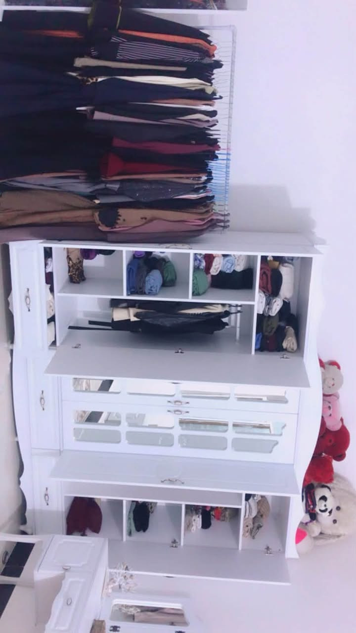 غرفه نوم
متكونه من 6 قطع سعرها 300 ويه الدوشك350 نظافته 80‎%‎ 

مكاني كربلاء ***********
