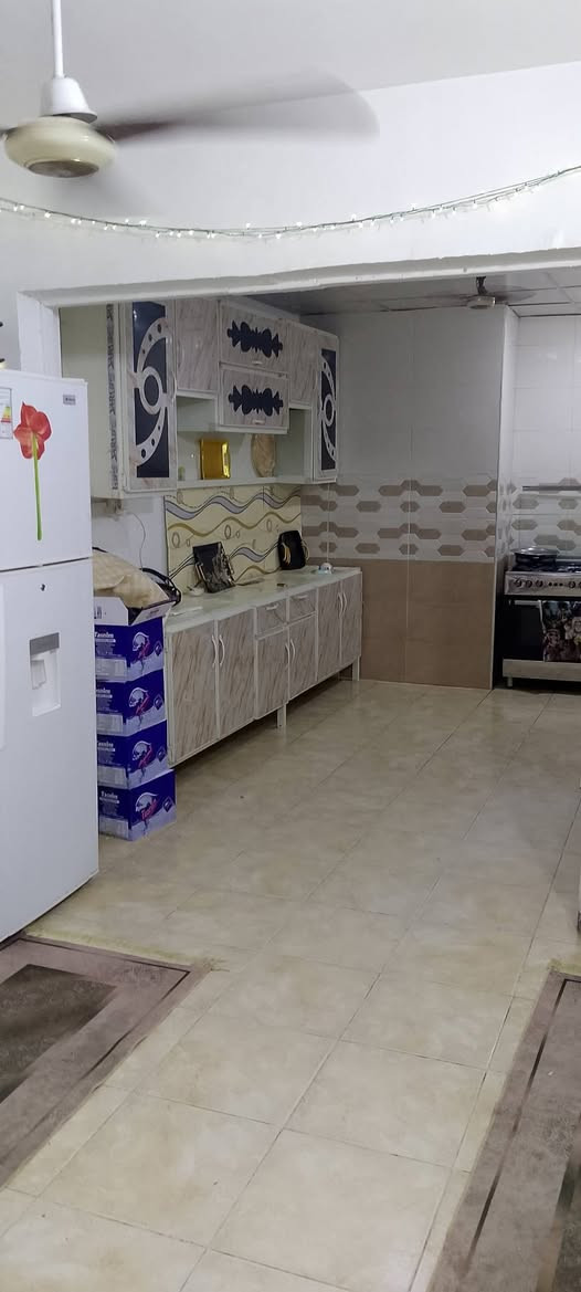 شقه طابق ارضي للبيع كافهوالخدمات مركز المدينه مدارس سوق قريبه طابو صرف باسمي مساحه 130سعر مناسب 85مليون وبه مجال جديده توني مرممه تواصل واتساب *********** البصرة, العراق
