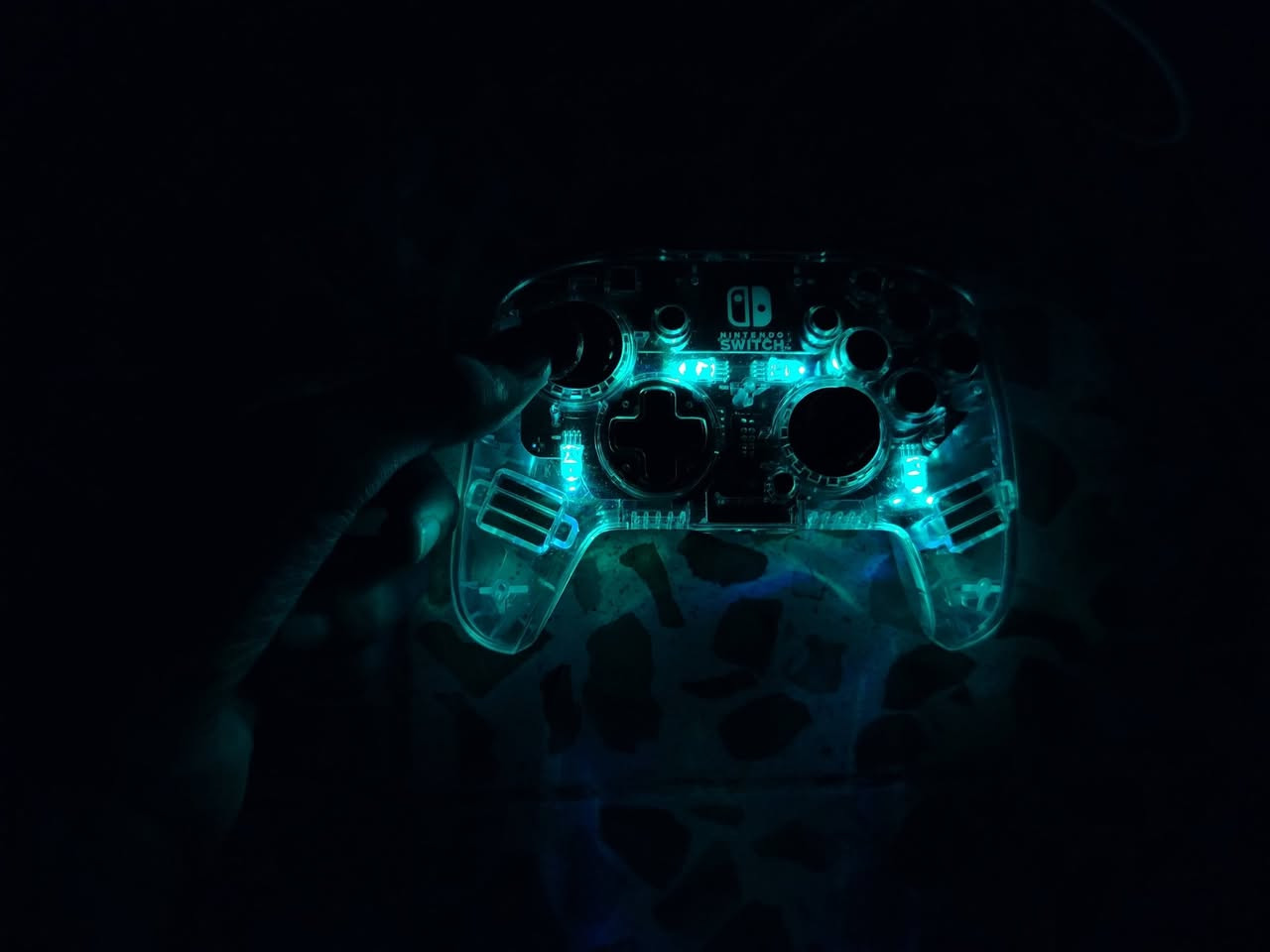 يد تحكم احترافية وممتازة جداً بحالة النظافة التامة مخصصة لجهاز Nintendo Switch وتعمل بكفاءة عالية على أجهزة الكمبيوتر (PC) والمحاكيات. تتميز بتصميم شفاف أنيق يظهر الدوائر الداخلية مع إضاءة RGB ملونة ورائعة.
أبرز المميزات والوظائف:
أزرار خلفية إضافية (Back Buttons): تحتوي على زرين قابلين للبرمجة في الجهة الخلفية (أسفل اليد) لتسهيل التحكم في ألعاب المنظور الأول والقتال دون الحاجة لرفع أصابعك عن العصا.
كابل قابل للفصل : تتصل عن طرق كيبل كلاكسي (مايكرو usb)
منفذ صوت 3.5mm: يدعم توصيل السماعات مباشرة باليد للاستماع للعبة والتحدث في المحادثات الصوتية أثناء اللعب على السويتش.
إضاءة RGB LED متطورة: يمكنك تغيير ألوان الإضاءة وأنماطها وتعديل السطوع حسب رغبتك.
استجابة فائقة بدون درفت: عصا التحكم (Analog) والأزرار تعمل بدقة 100% وبدون أي مشاكل تقنية.
توافق متعدد: تعمل مباشرة على جهاز Nintendo Switch وتتصل بالكمبيوتر PC عبر برامج مثل Steam أو BetterJoy لتشغيل ألعاب مثل Fortnite وGTA وغيرها.
الحالة: نظيفة جداً وخالية من أي عيوب، جاهزة للاستخدام الفوري ومجربة بالكامل
___________________________________
السعر: 25 الف دينار عراقي 
للتواصل عن طريق الخاص 
او عن طريق واتساب: ***********

نص مكتوب في الصور:
- PADDLE-STYLE BACK BUTTONS
- Re-map buttons for faster reactions
- 4 MODES TO CUSTOMIZE COLOR
- Solid Color | Breathing |
- Color Cycle | Stick-Responsive