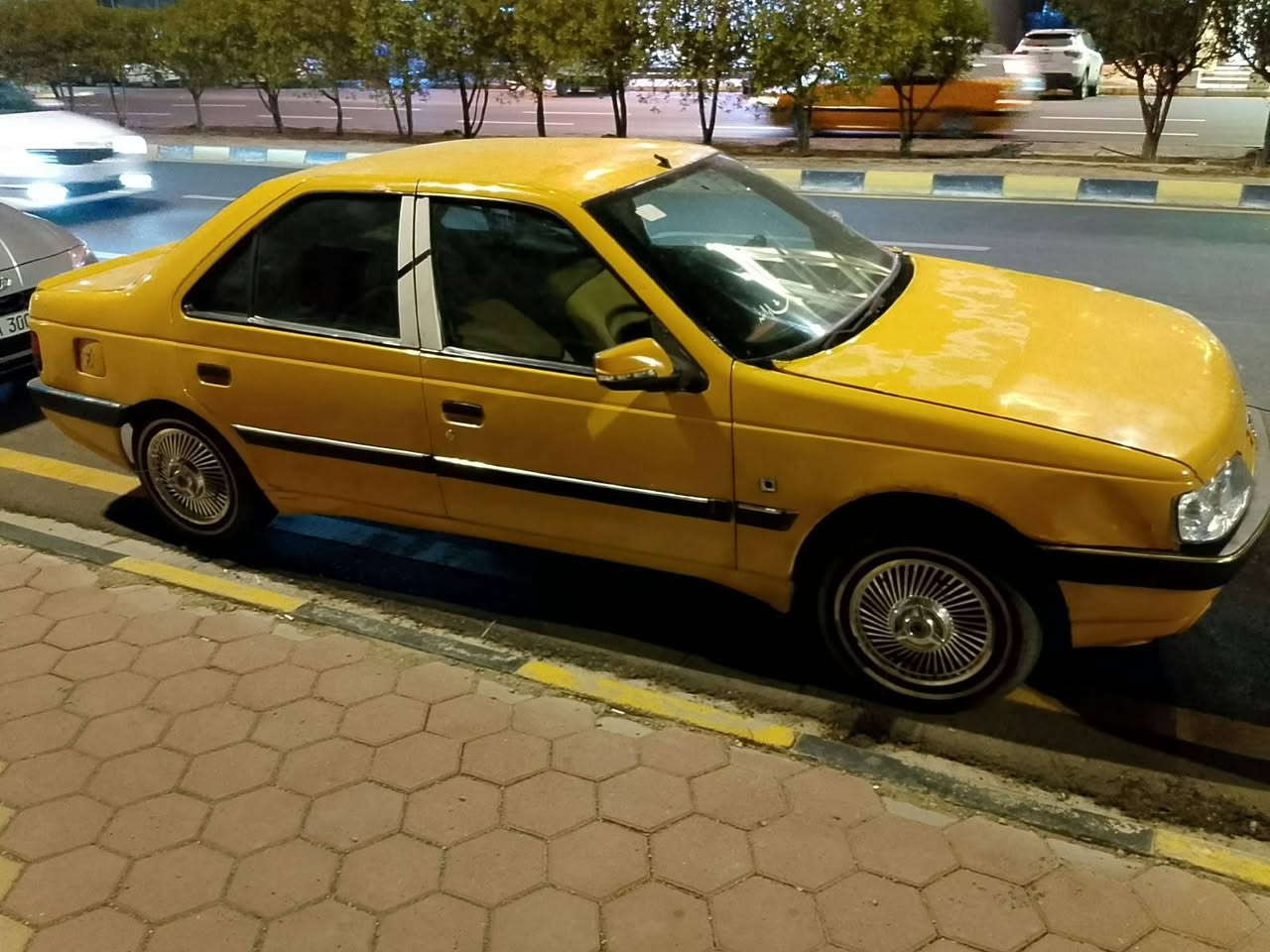 سلام عليكم شباب بيجو 405 موديل 10كير مكينه جديد بيه بوش وبستم حفر  تبريد تففه شغال سياره مدوشمه نحله وكاعيات تفصال تخم تاير خط ابيض سياره متعوب عليه كاربايات نضيف ه عوزه شغلات بصيده. ما توكفك بشارع يعني اقوه شي عوزه جوزه مال حماوه اهي أقوه شي 
سعره 30وبيه مجال ولحد يكسر بحلال لعلم اكو حته اب 10ما جابرك اني 
وآني خادم لطيبين ***********
