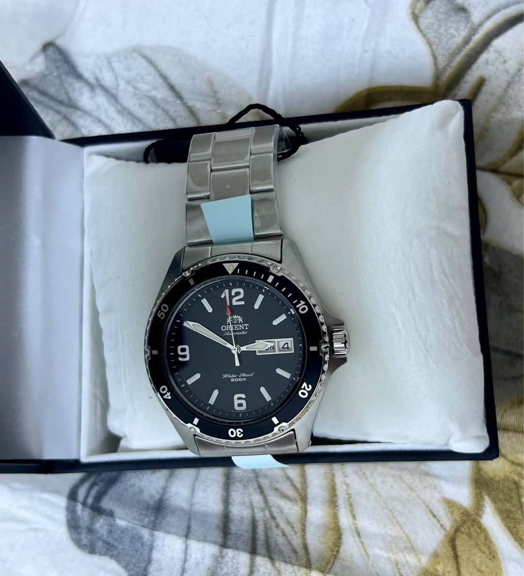 للبيع  تحفة يابانية فاخرة 

 Orient Automatic

 ساعة راقية بتفاصيل فخمة ومينا اسود ملكي تخطف النظر مع كل انعكاس ضوء صناعة يابانية أصلية 

  قطر الساعة: 41mm

 حركة أوتوماتيك احترافية تعمل بالحركة بدون بطارية

 سوار ستانلس ستيل فاخر بتشطيب عالي الجودة

 عرض للتاريخ بتصميم أنيق وكلاسيكي

 الحالة: جديدة بالكامل بالباكيت

 السعر: 400$ قفل

 للجادين وأصحاب الذوق الراقي – التواصل خاص او واتس اب *********** بغداد, العراق
