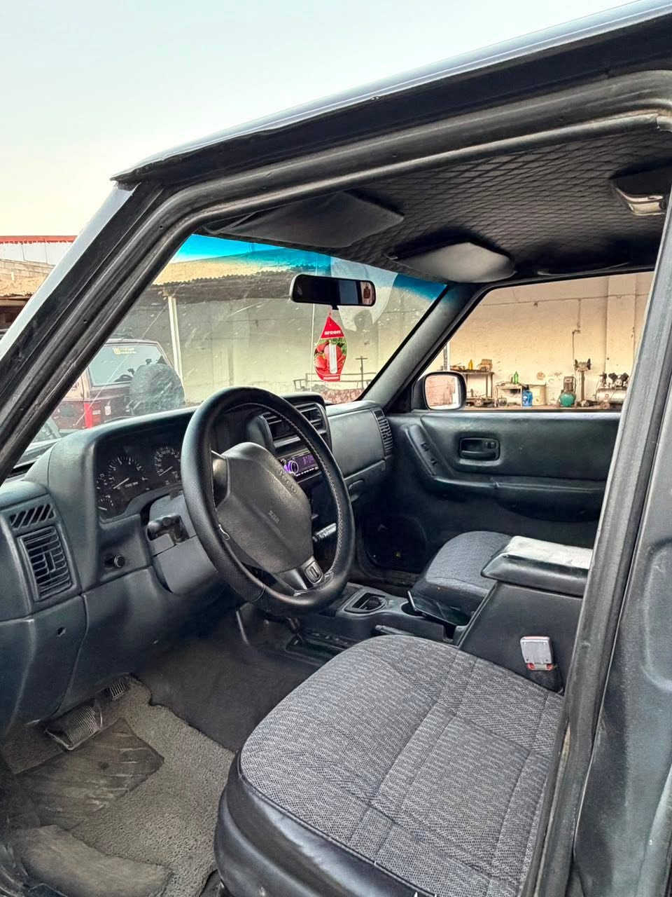 سلام عليكم شباب 
Jeep xj 2000
نضام تعليق Offr road 

صبغ عام 
مكلف بلنشر    ***********
