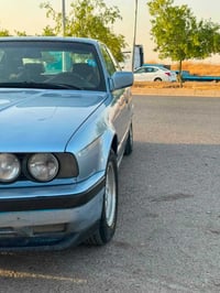 اخوان BMW 525 للبيع  موديل 1989 مكينه وكير صقر مديل 2000 دبل فانوس اوت...