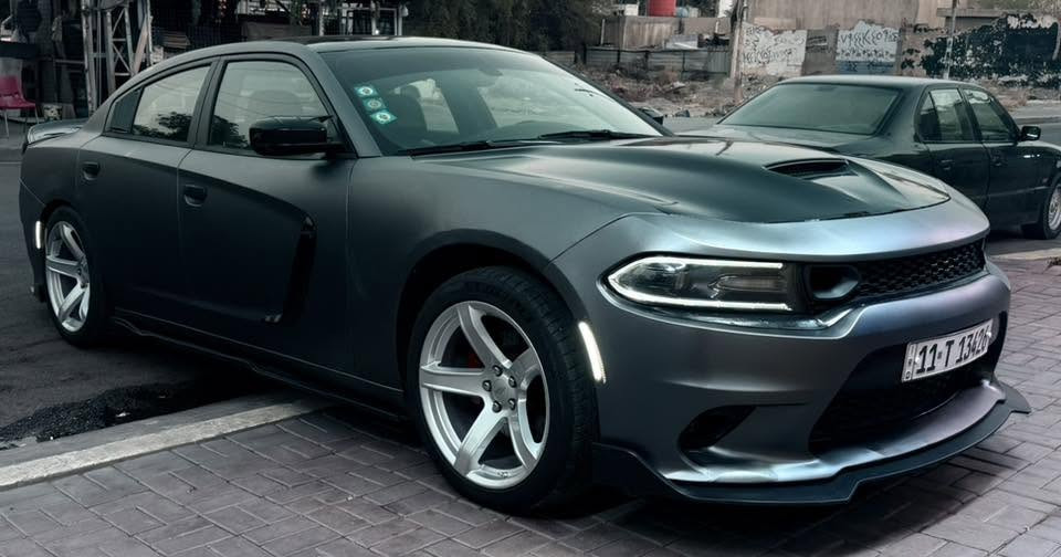 سلام عليكم سعر مناسب ومستعجل  للبيع فقط نقدآ جارجر 2017 سيارة RT محرك 5.7  
سيارة مصروف عليه هواي ونصبه تخبل ورخيصه 
١-تغليف كامل للخارج رمادي طافي فابلون اصلي ضمان ٥ سنوات
٢- ويل نجمة مع تخم تاير  
٣- ضايف اله سبايدر+ دفيوزر وحلوك صالنصة + تحت دوس + لحية امامي كله تحديث وبنيد دعاميات SRT 
٤- فجوج حمر + فلنجات مزرفة اصليه
٥- تغطيس دواخل السيارة + تخم كشنات جدد حاوية جلد بلادي اسود 
٦- أضافه دبات خلفية صوت ريمونت قفل وفتح 
٧- منظومة تبريد كامله قبل شهر مبدله 
٨- زرع عدسات 4 كي لايت نهار 
سيارة جاهزة وحلوة ومناسبه جدا 
سيارة اصل 5700 شاصي وسنوية هزة وأرقام إنكليزي كله جديد تجي تحول بسمك كبل 
سيارة حادثه جاملغ خلفي موضح شواصي لغود كفاله اي دواخل مابيه نهائي تكم دواخل الأبواب كله كفاله حادثه ناشره
تغليف سيارة بسبب شخوط وجراد بلكشر  يعني جماليه وعندي فديو واضح قبل تغليف 
سعره مناسب ونهائي ١٣٥ ورقه بدون اي عمله مكانه بغداد البياع شراي اتصل فقط ***********
