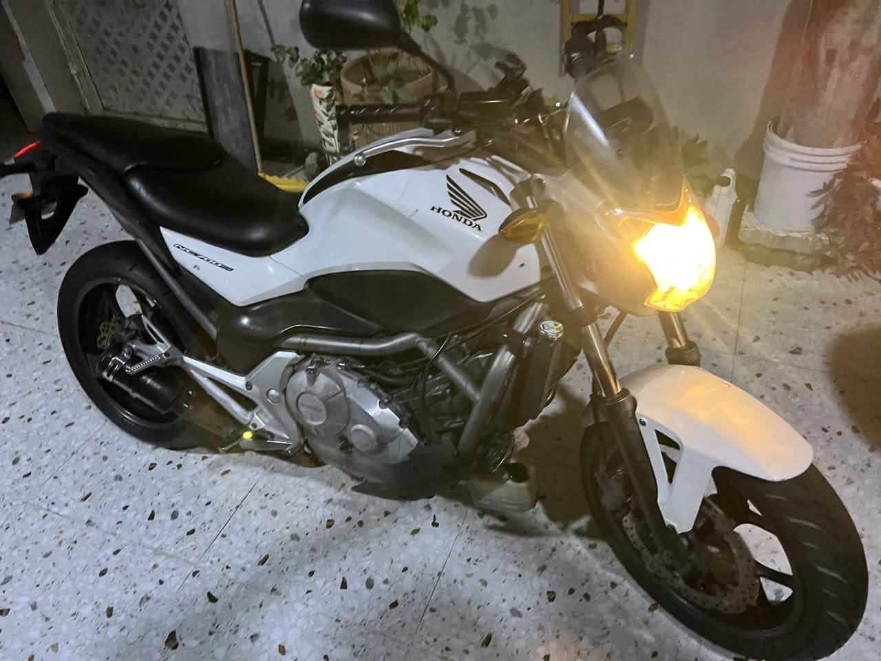 السلام عليكم شباب للبيع هوندا nc700s موديل 13 محرك 700cc بستمين نوزل كلش اقتصاديه مكفوله كفاله عامه وارد يابان ماشيه 33 الف حقيقي الدارجه مامتعوبه دهن كله موتل تايرات امامي خلفي جديد السعر 23 ورقه وبيه مجال بسيط مكاني كركوك للاستفسار اكثر بدون اوراق ***********
