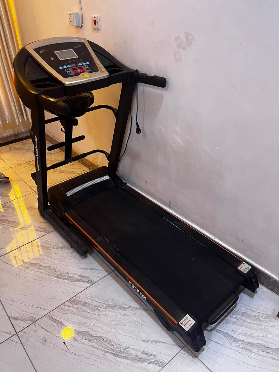 جهاز جري يتحمل 150 كيلو جبلي اخو الجديد اخذته 350 وهسه رايده 250 الف. هـ***********
