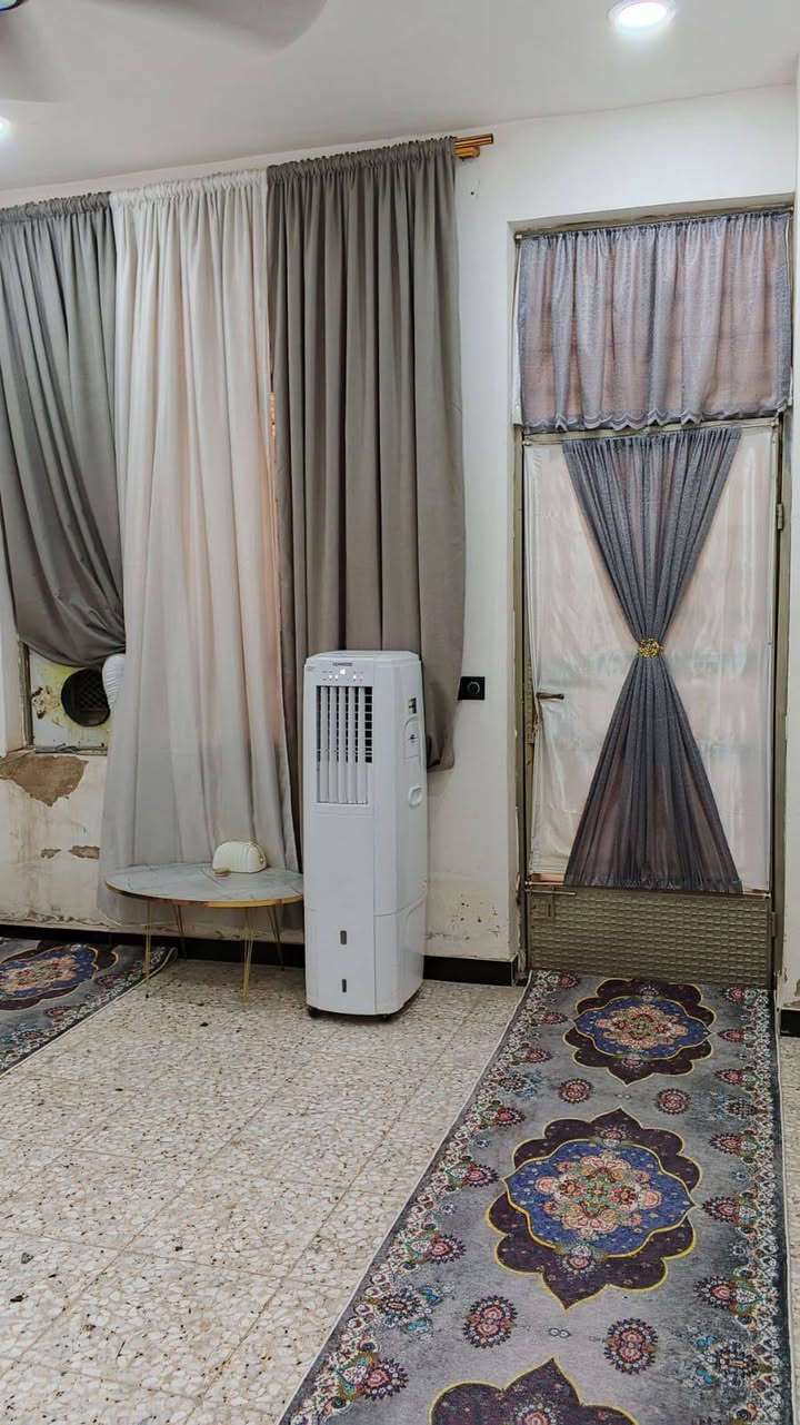 دار 🏠 للبيع مساحة 100 متر زراعي سند 25 قاط واحد بي غرفة نوم وحدة ومطبخ حار بارد وستقبال وممر وصالة وحمام خارجي وحمام داخلي وبيتونة وصطحين وستاير العنوان حي الرئاسة شارع عشرين كاع ابو رشاد كاملة خدمات مي مجاري كهرباء مقرنص تبليط السعر خاص ***********
