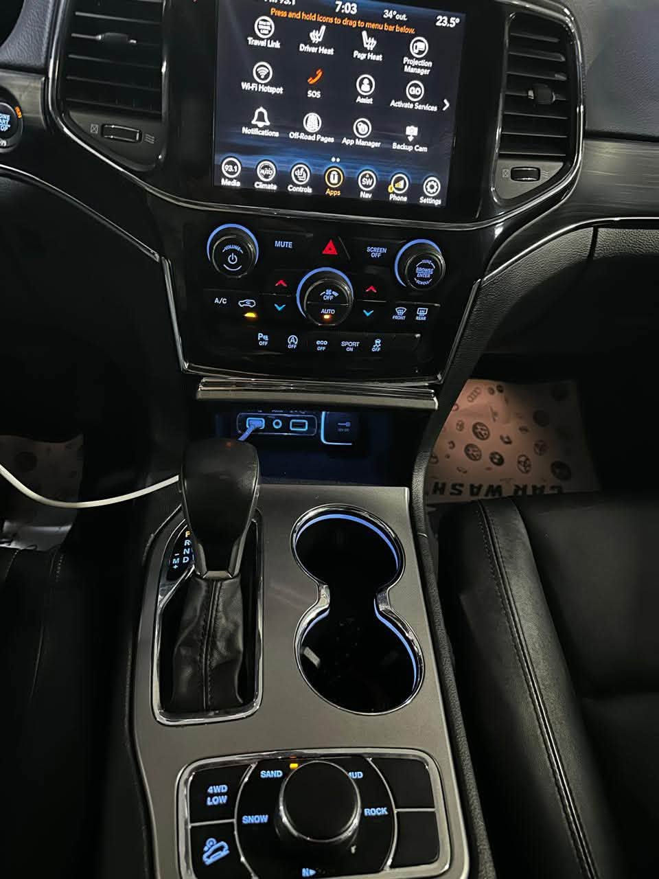 جيب كراند شيروكي موديل 2021 لمتدد امريكي
المحرك 3.6
دفع رباعي 4x4
العداد 64000 كم 
المواصفات
المقاعد جلد
صفي المقاعد الاماميه كهرباء
المقاعد الاماميه تدفئه 
تدفئه ستيرن
فتحة سقف
شاشه كبيره تدعم كار بلي 
المصابيح الاماميه مع LED لايت 
كشافات ضباب بروجكتر
تشغيل عن بعد
صندوق كهربائي 
كاميرا خلفيه 
حساسات خلفي 
مراقبة النقطة العمياء
نظام توقف ذاتي 
تحكم اوتوماتيك بدرجة الحرارة
دخول ذكي بصمه 
مانع تزحلق
وضعيات القيادة سبورت واقتصادي وعادي 
ضرر جانبي جهة اليسار ( البابين اليسار فقط تبديل شركة) 
السيارة مسجلة باسم المالك (موجودة في بغداد)
رقم السيارة دهوك واتس ساب ***********
