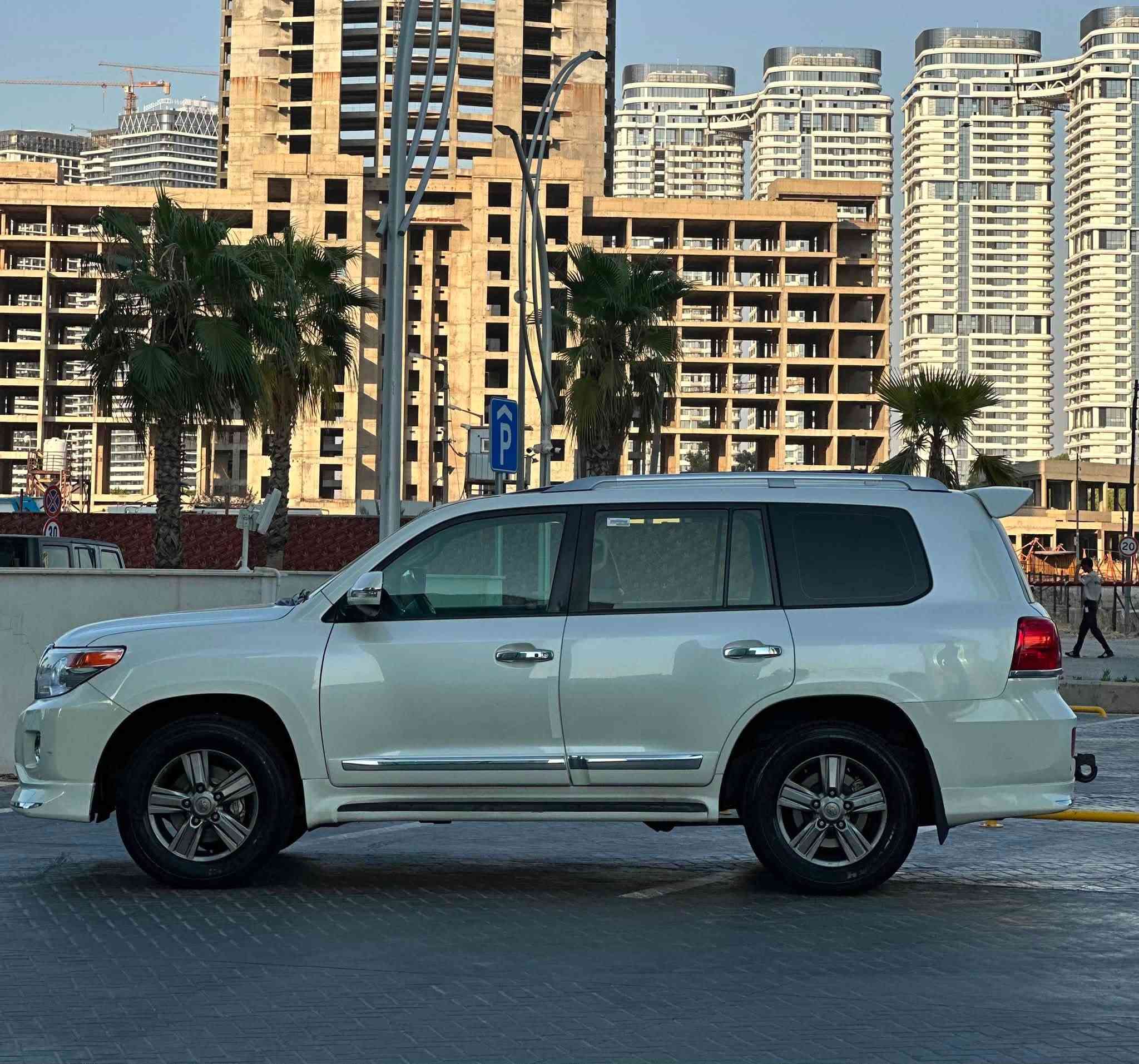 للبيع او مراوس لاندكروزر 2013 GXR 
🛑السعر 328$ وماكو هيج سعر بكل السوك
فوول فوول مواصفات 
محركV6
كشنات امامي كهرباء ٣ دكم 
لون ابيض صدفي المرغوب
٨ ايرباكات
ثلاجة
سلايد
تبريد مركزي 
كشنات جلد 
داخل قرميدي
بخ ماي لايتات
رادارات
كامرة
شغال
وباقي المواصفات المعروفه السياره فووول الفول 
السيارة مكفوله كفاله عامة من الصبغ وكير ومحرك بشرط ادامة كاملة من شركة جيهان وتايراتها جديد 
السيارة ماشية ١٥٤ الف كم حقيقي شرط الفحص
السيارة رقم اربيل باسمي هزة و فحص جديد ثاني يوم تحويل او الوكالة 
مكان السيارة اربيل 
***********
