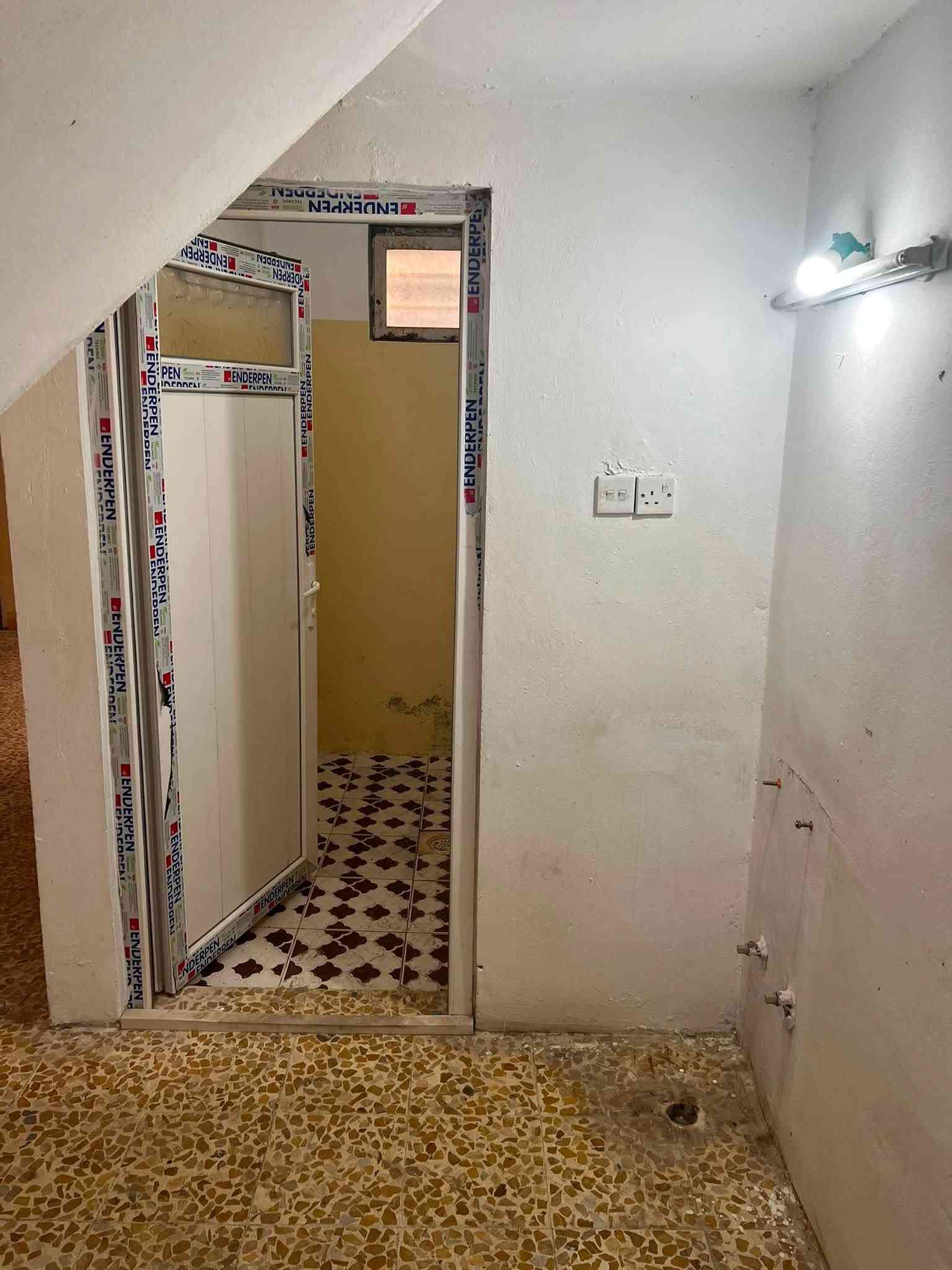 السلام عليكم 🫡 بيت 🏠 للإيجار في حي عدن غرفه هول صحيات واستقبال بيتونا سطح التواصل مع مكتب صفوان السنجاري في شقق الخظراء او على الارقام التالى *********** اسيا ***********
