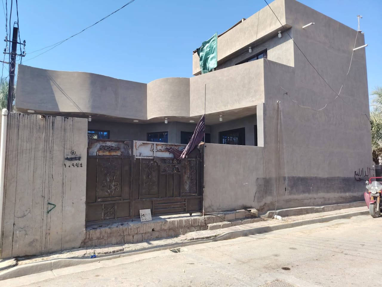 السلام عليكم
دار للبيع المساحه 140متر
بناء طابوك
يحتوي البيت 
استقبال 4×6
غرفتين نوم 4×5
مطبخ 3ونص×3ونص
صاله 3×6
حمام داخلي 160×160
ترك خلف البيت
مغاسل خارجيه

المكان/ بغداد/بسمايه/ قريه10 

***********/////***********
