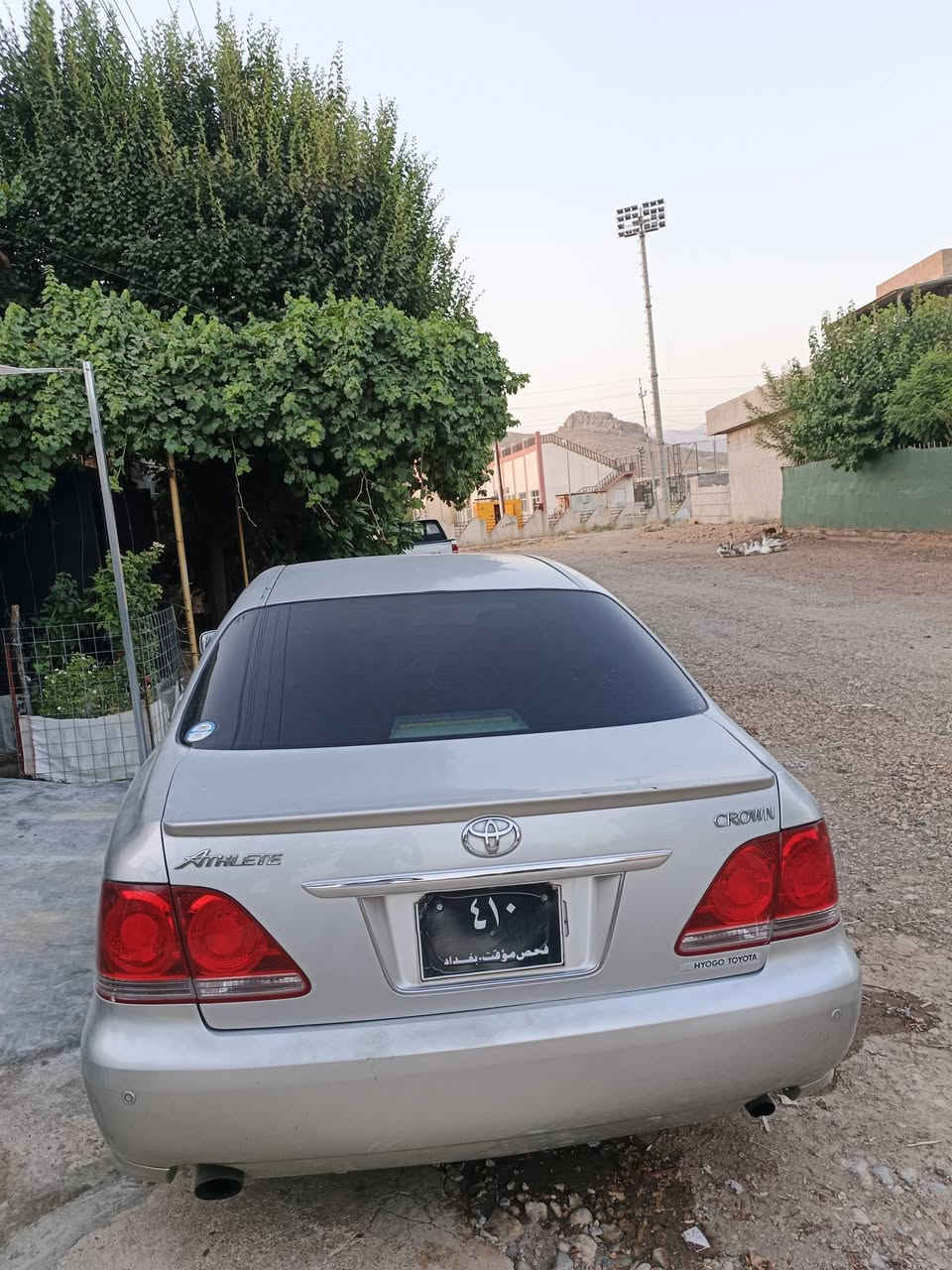 سەرەتا بە ناوی خوای گەور
شاهینە 2005 موس 
بی بۆیاخ ڕسمی سۆنەریم داناوە

جوارتایەو ویلی لۆکی خراوەتە سەر
ڕۆنی گێرو مەکینەی تازە گۆراوە
سەیارەکە سەقفی شوشەییە
بێ دەعمو لێدو 
سەیارەکە کامل مەسروفە 
بە شەرتی گێرو مەکینەو ئەکسل
سعری 62گەڵا مەجال برایانە
ئەگەر مشتەری نیت سەرمان مەیەشێنە

شوێن سەید سادق…..    ***********
