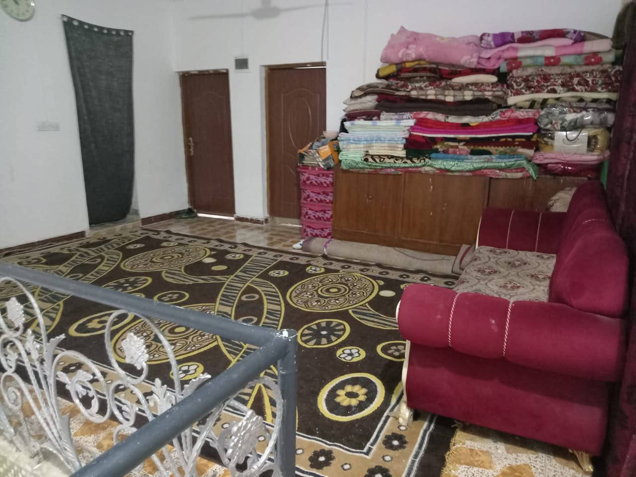 السلام  عليكم بيت للبيع المساحه ٢٠٠متر بداية شارع سالم طابقين بناء حديث الطابق الاول غرفه نوم وصاله ومطبخ وبراني وصحيات خارجيه وداخليه وطارمه وكراج سياره ومناور، الطابق الثاني غرفتين وصاله كبيره وحمام وسطحين، البيت وجهيته حجر،للاستفسار اكثر الاتصال ع ***********
