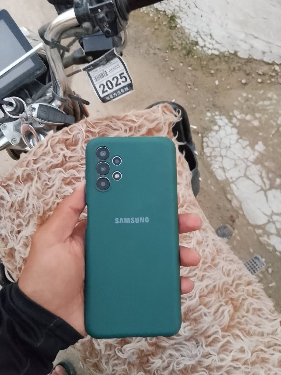 📱 للبيع Samsung Galaxy A13 – 128GB
🔹 الذاكرة: 128GB
🔹 الرام: 4GB
🔹 البطارية: 5000mAh 🔋
🔹 الشحن: سريع 15W
🔹 الكاميرا الخلفية: رباعية، الرئيسية 50 ميگاپكسل 📸
🔹 الكاميرا الأمامية: 8 ميگاپكسل 🤳
🔹 الشاشة: 6.6 إنچ FHD+
🔹 يدعم شريحتين + ذاكرة خارجية
🔹 بصمة جانبية وفتح بالوجه

✨ يجي وياه لاصق شاشة + گفر جديد ✨

⚠️ ملاحظة: يوجد شخط بسيط في عدسة الكاميرا والفلاش، لكن ماكو أي تأثير على الكاميرا أو الفلاش ويعملن بصورة طبيعية.

💰 السعر: 85 ألف دينار وقابل للتفاوض
📍 الموقع: سبع البور
📞 ***********
