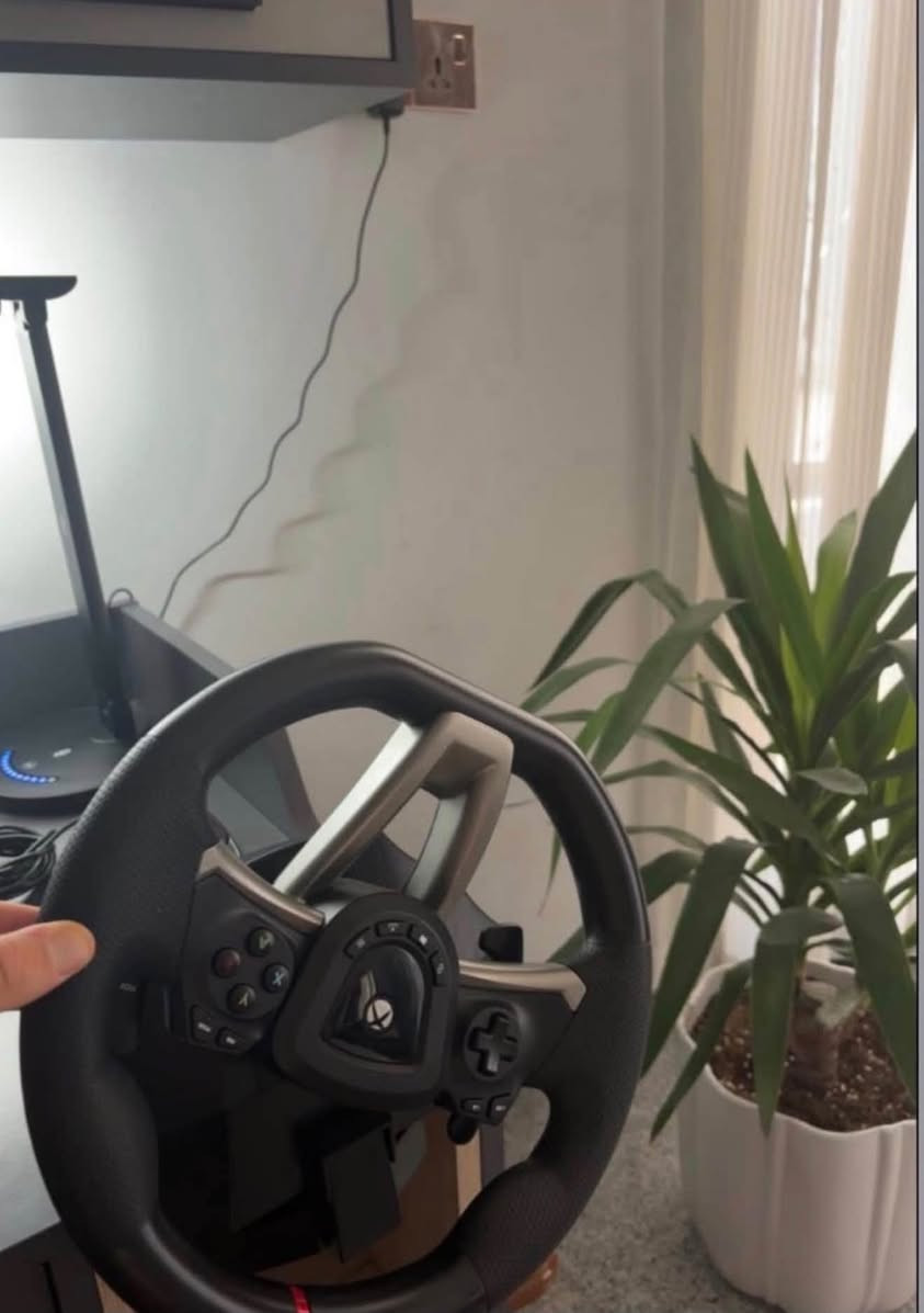 X box steering wheel
يشتغل على كل أنواع الاكس بوكس و ال pc كذلك 
مستعمل قليل جدا 
مع دواسات و بدون كير 
دورات إلى 220 درجه 
سعره 125 قفل 
موقع بابل توصيل ويه الوسيط 
واتساب ***********
