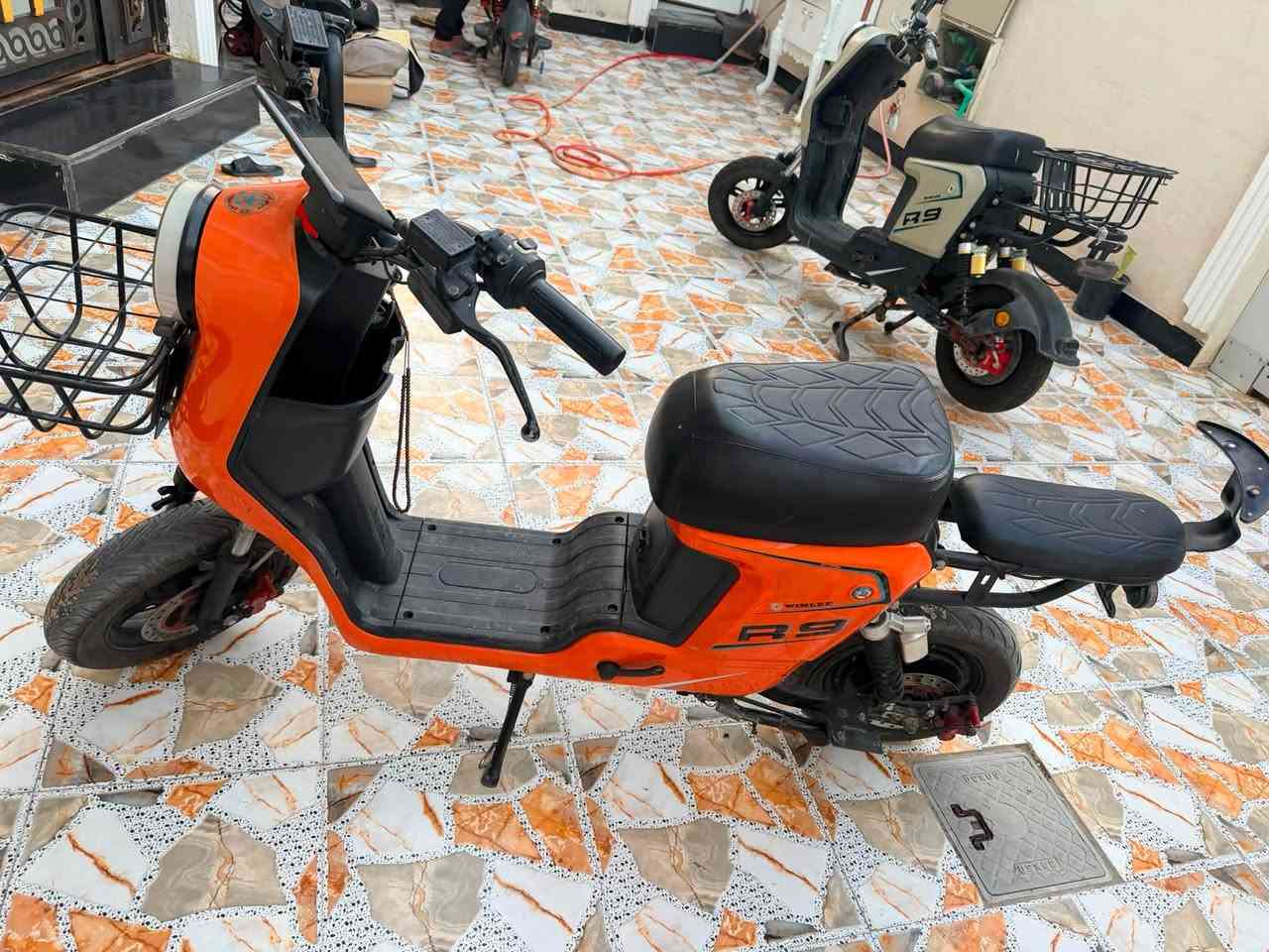 السلام عليكم دراجه شحن R9 دراجه حلوه بطاريات 32السعر350 او بيها مجال مكاني ابي الخصيب حمدان واتساب او رقم ***********
