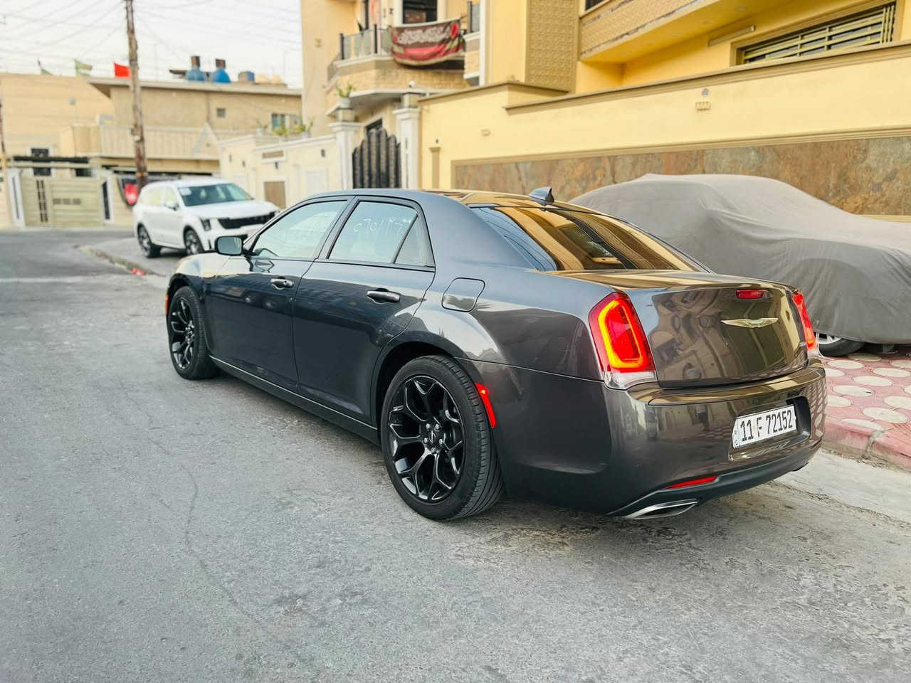 سلام عليكم 
أوباما كرايسلر 
دخول جديد كتاب ضباط مرقم كامل بسمي بغداد
كلين السياره بس اطلع بيه قطعه وحده كلير جماليه
سونار منشور
مواصفات 
شاشه
نقطه عمياء 
محدد سرعه
ماشيه 140 ميل
مكان السياره بغداد
***********
