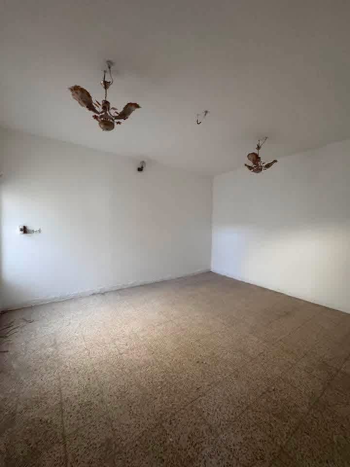 🏡 للبيع دار فارغ استلام مباشر بسعر مناسب جداً
في نادر الثانيه الشارع الخدمي خلف مول اهل الخير سابقاً

📐 المساحة:  150م² #طابو_زراعي_سند25 

وآجه 10م² ونزال 15 م²

🌟الدار يتكون من: 

🛏️ 2 غرف نوم 

🛋️ صالة 

🍳 مطبخ 

🚿 صحيات 

🌳 حديقة 

🚗 كراج سيارة

📌 موقع ممتاز وقريب من الخدمات، مناسب للسكن العائلي.

السعر / 100.000.000 مليون دينار عراقي فقط

للاستفسار وتفاصيل اكثر لطفاً الرجاء الاتصـــال او مرآسلتنا سيد رائد

سيد رائد

📞0️⃣7️⃣8️⃣3️⃣1️⃣1️⃣6️⃣1️⃣6️⃣4️⃣1️⃣ 

سيد 

حسين 

📞0️⃣7️⃣8️⃣7️⃣2️⃣5️⃣7️⃣4️⃣7️⃣3️⃣3️⃣

          او وآتســــــاب📲

المكـــــتب ☎️ 

     ***********         *********** ‌‌‎    

           

🏗️ #مــوقع_المكتب🏗️

📍{بابل/الحله شارع نادر الرئيسي مقابل  شارع الطب العدلي بالقرب من اسواق الجمل }

#بيع_وشراء

#عقارات #بغدادالعراق #الحله         #مشاهيرفيسبوك #مكتب_عقارات_سيد_رائد  #الاولى  #في_بابل
